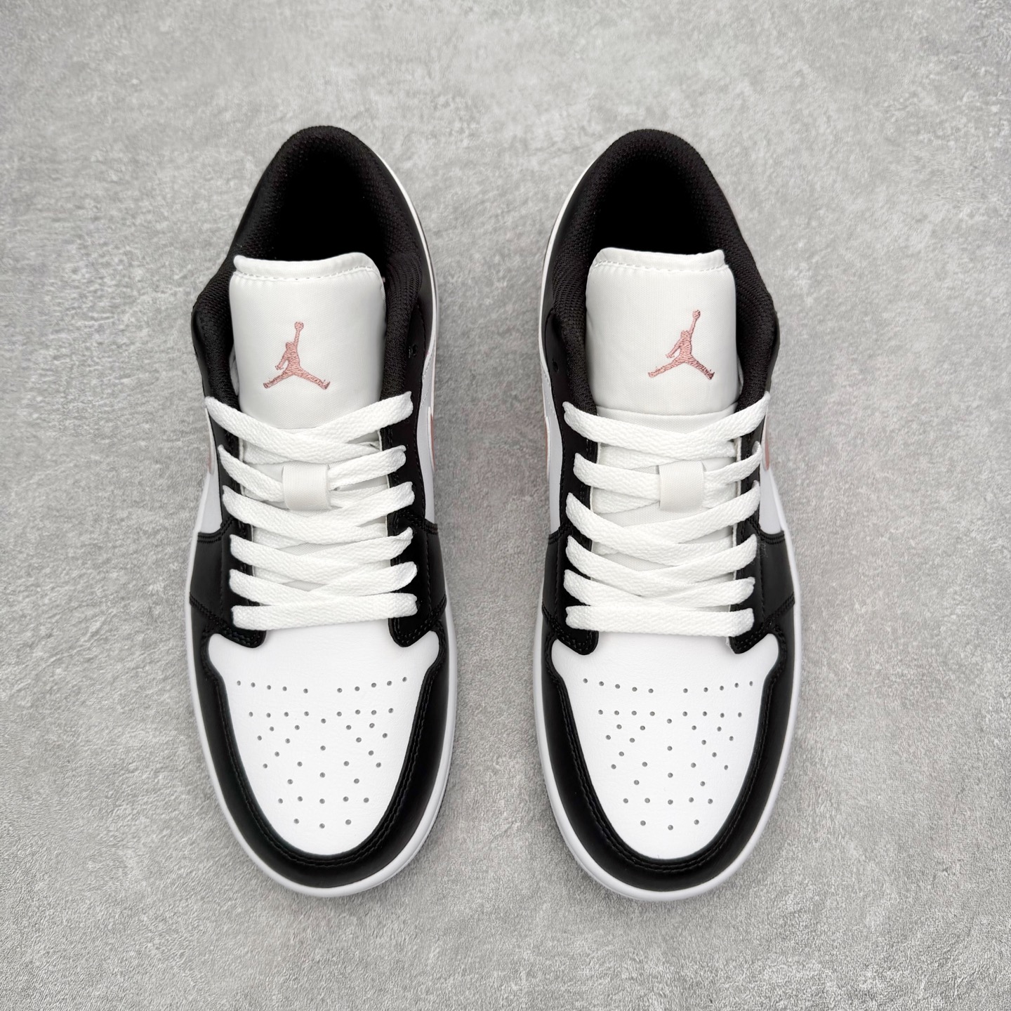 图片[2]-＃小DT Air Jordan AJ1 Low 低帮系列 全新流水线出品 超强性价比 DT版本平替选择 市场第二梯队 全部原鞋开发 原楦原纸板开发 全鞋电脑针车 原厂内置全掌气垫 原盒内在原标 唯一Zp原版鞋带绑法 免检产品 全新2022版型 全头层皮料 完美零毛边处理 原厂配置全掌气垫 价格定位良心 几十个配色陆续出货 实拍调校N版已经零色差零失真 百分百还原实物色彩所见即所得 不存在货不对板色差等低级问题 选购参考实物拍摄 不混卖不参货 只用心做好货严格选品 承诺混一赔十 尺码：36 36.5 37.5 38 38.5 39 40 40.5 41 42 42.5 43 44 44.5 45 46-选品中心