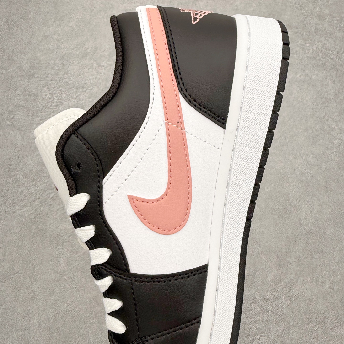 图片[7]-＃小DT Air Jordan AJ1 Low 低帮系列 全新流水线出品 超强性价比 DT版本平替选择 市场第二梯队 全部原鞋开发 原楦原纸板开发 全鞋电脑针车 原厂内置全掌气垫 原盒内在原标 唯一Zp原版鞋带绑法 免检产品 全新2022版型 全头层皮料 完美零毛边处理 原厂配置全掌气垫 价格定位良心 几十个配色陆续出货 实拍调校N版已经零色差零失真 百分百还原实物色彩所见即所得 不存在货不对板色差等低级问题 选购参考实物拍摄 不混卖不参货 只用心做好货严格选品 承诺混一赔十 尺码：36 36.5 37.5 38 38.5 39 40 40.5 41 42 42.5 43 44 44.5 45 46-选品中心