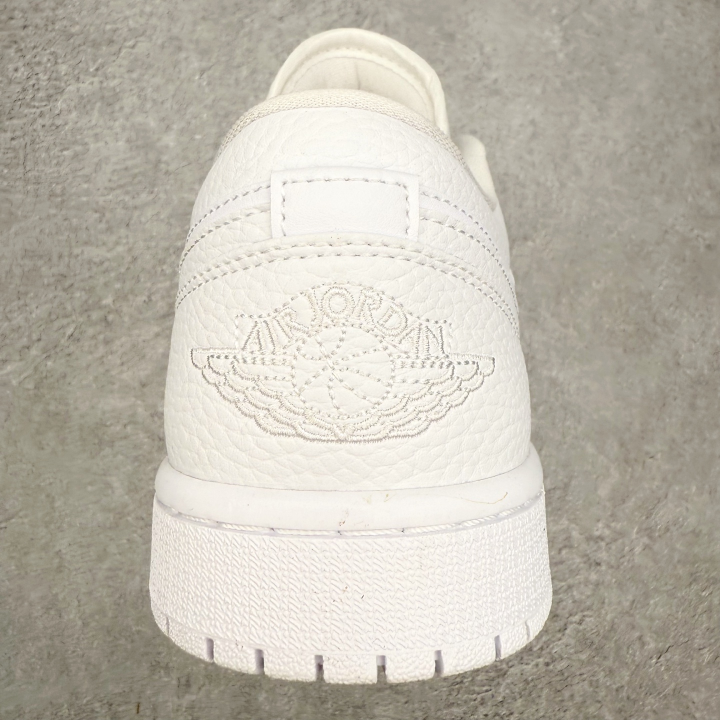 图片[8]-＃小DT Air Jordan AJ1 Low 低帮系列 全新流水线出品 超强性价比 DT版本平替选择 市场第二梯队 全部原鞋开发 原楦原纸板开发 全鞋电脑针车 原厂内置全掌气垫 原盒内在原标 唯一Zp原版鞋带绑法 免检产品 全新2022版型 全头层皮料 完美零毛边处理 原厂配置全掌气垫 价格定位良心 几十个配色陆续出货 实拍调校N版已经零色差零失真 百分百还原实物色彩所见即所得 不存在货不对板色差等低级问题 选购参考实物拍摄 不混卖不参货 只用心做好货严格选品 承诺混一赔十 尺码：36 36.5 37.5 38 38.5 39 40 40.5 41 42 42.5 43 44 44.5 45 46-选品中心