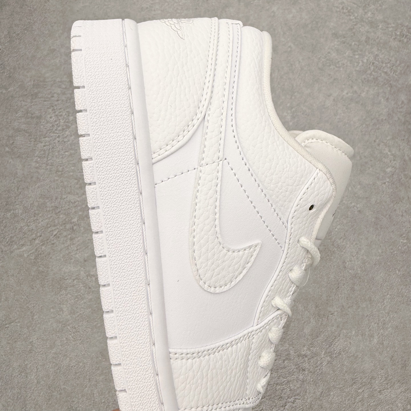 图片[6]-＃小DT Air Jordan AJ1 Low 低帮系列 全新流水线出品 超强性价比 DT版本平替选择 市场第二梯队 全部原鞋开发 原楦原纸板开发 全鞋电脑针车 原厂内置全掌气垫 原盒内在原标 唯一Zp原版鞋带绑法 免检产品 全新2022版型 全头层皮料 完美零毛边处理 原厂配置全掌气垫 价格定位良心 几十个配色陆续出货 实拍调校N版已经零色差零失真 百分百还原实物色彩所见即所得 不存在货不对板色差等低级问题 选购参考实物拍摄 不混卖不参货 只用心做好货严格选品 承诺混一赔十 尺码：36 36.5 37.5 38 38.5 39 40 40.5 41 42 42.5 43 44 44.5 45 46-选品中心