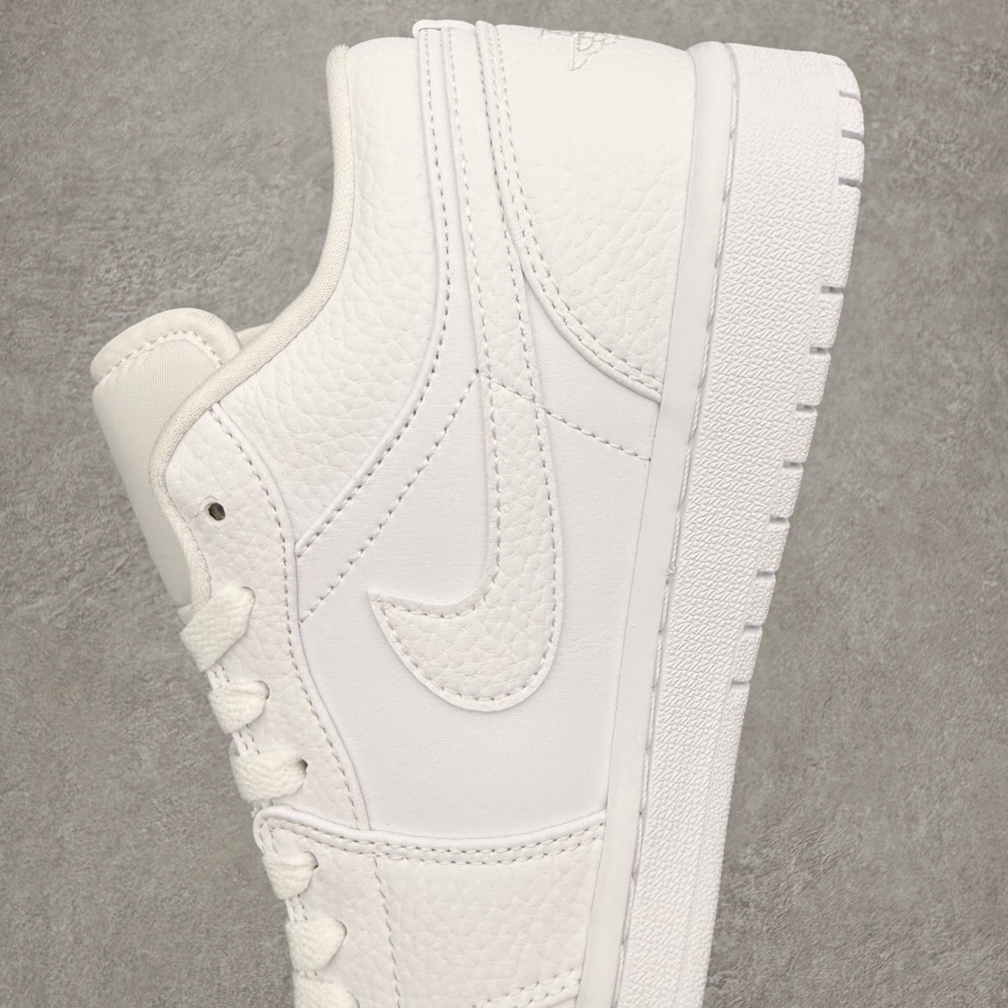 图片[7]-＃小DT Air Jordan AJ1 Low 低帮系列 全新流水线出品 超强性价比 DT版本平替选择 市场第二梯队 全部原鞋开发 原楦原纸板开发 全鞋电脑针车 原厂内置全掌气垫 原盒内在原标 唯一Zp原版鞋带绑法 免检产品 全新2022版型 全头层皮料 完美零毛边处理 原厂配置全掌气垫 价格定位良心 几十个配色陆续出货 实拍调校N版已经零色差零失真 百分百还原实物色彩所见即所得 不存在货不对板色差等低级问题 选购参考实物拍摄 不混卖不参货 只用心做好货严格选品 承诺混一赔十 尺码：36 36.5 37.5 38 38.5 39 40 40.5 41 42 42.5 43 44 44.5 45 46-选品中心