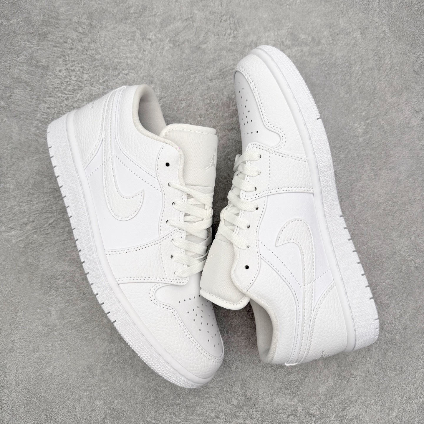 图片[3]-＃小DT Air Jordan AJ1 Low 低帮系列 全新流水线出品 超强性价比 DT版本平替选择 市场第二梯队 全部原鞋开发 原楦原纸板开发 全鞋电脑针车 原厂内置全掌气垫 原盒内在原标 唯一Zp原版鞋带绑法 免检产品 全新2022版型 全头层皮料 完美零毛边处理 原厂配置全掌气垫 价格定位良心 几十个配色陆续出货 实拍调校N版已经零色差零失真 百分百还原实物色彩所见即所得 不存在货不对板色差等低级问题 选购参考实物拍摄 不混卖不参货 只用心做好货严格选品 承诺混一赔十 尺码：36 36.5 37.5 38 38.5 39 40 40.5 41 42 42.5 43 44 44.5 45 46-选品中心