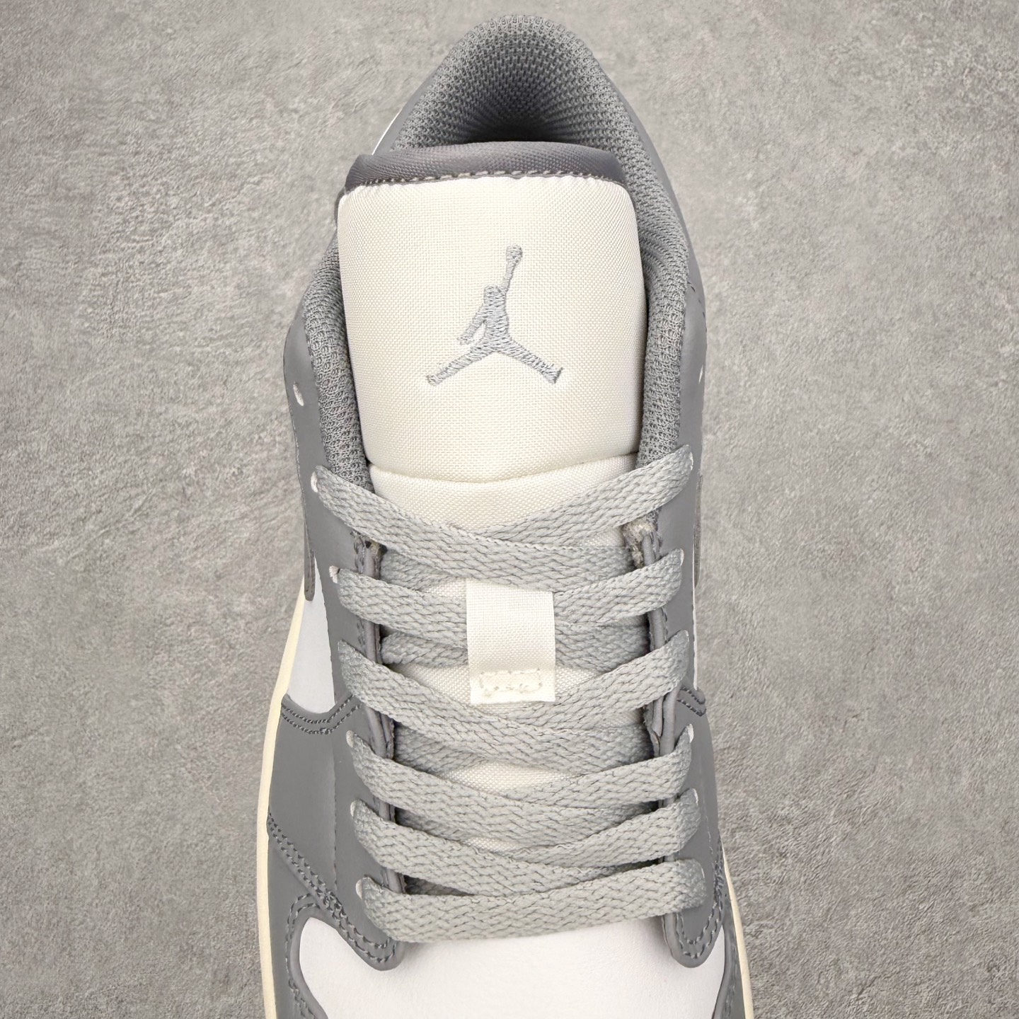 图片[5]-＃小DT Air Jordan AJ1 Low 低帮系列 全新流水线出品 超强性价比 DT版本平替选择 市场第二梯队 全部原鞋开发 原楦原纸板开发 全鞋电脑针车 原厂内置全掌气垫 原盒内在原标 唯一Zp原版鞋带绑法 免检产品 全新2022版型 全头层皮料 完美零毛边处理 原厂配置全掌气垫 价格定位良心 几十个配色陆续出货 实拍调校N版已经零色差零失真 百分百还原实物色彩所见即所得 不存在货不对板色差等低级问题 选购参考实物拍摄 不混卖不参货 只用心做好货严格选品 承诺混一赔十 尺码：36 36.5 37.5 38 38.5 39 40 40.5 41 42 42.5 43 44 44.5 45 46-选品中心