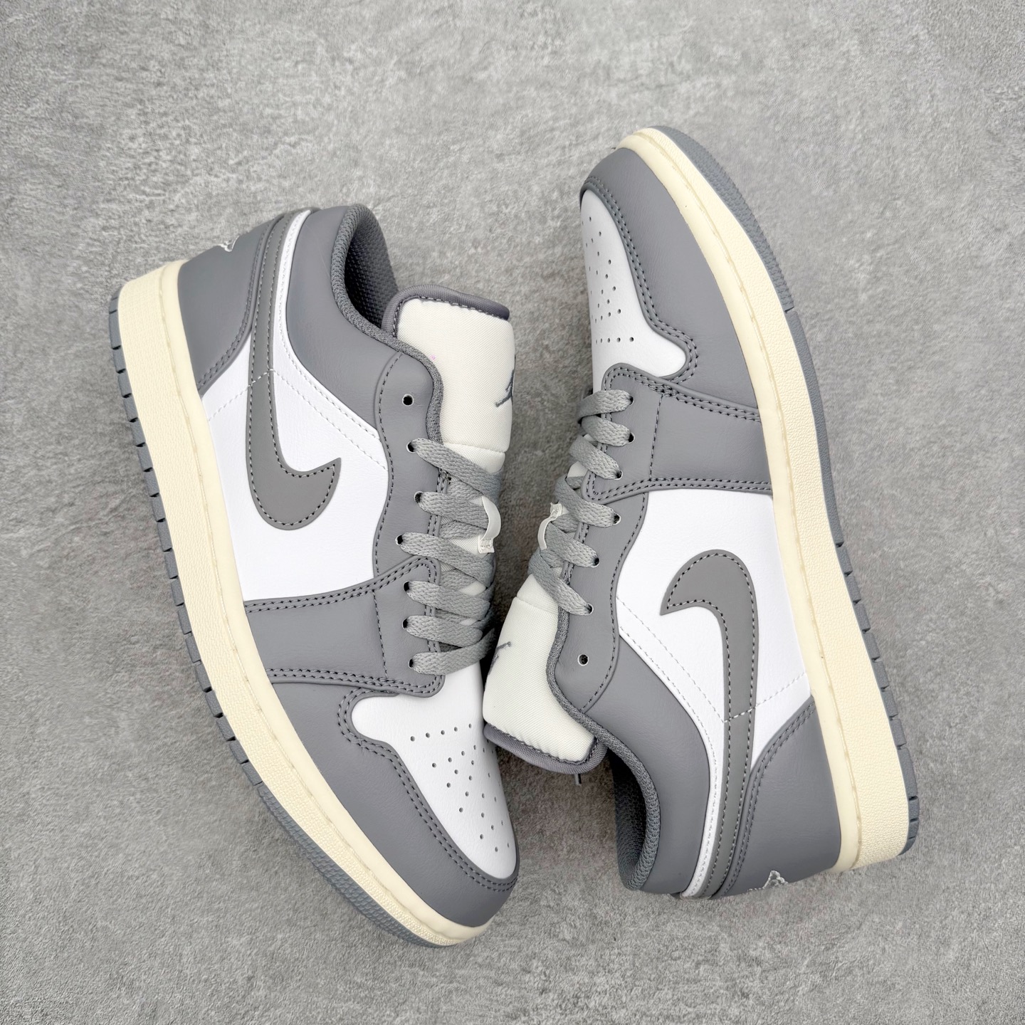 图片[3]-＃小DT Air Jordan AJ1 Low 低帮系列 全新流水线出品 超强性价比 DT版本平替选择 市场第二梯队 全部原鞋开发 原楦原纸板开发 全鞋电脑针车 原厂内置全掌气垫 原盒内在原标 唯一Zp原版鞋带绑法 免检产品 全新2022版型 全头层皮料 完美零毛边处理 原厂配置全掌气垫 价格定位良心 几十个配色陆续出货 实拍调校N版已经零色差零失真 百分百还原实物色彩所见即所得 不存在货不对板色差等低级问题 选购参考实物拍摄 不混卖不参货 只用心做好货严格选品 承诺混一赔十 尺码：36 36.5 37.5 38 38.5 39 40 40.5 41 42 42.5 43 44 44.5 45 46-选品中心