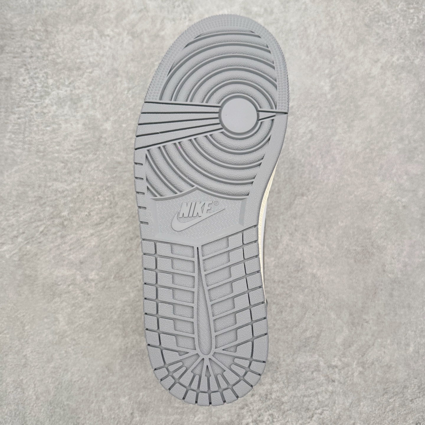 图片[9]-＃小DT Air Jordan AJ1 Low 低帮系列 全新流水线出品 超强性价比 DT版本平替选择 市场第二梯队 全部原鞋开发 原楦原纸板开发 全鞋电脑针车 原厂内置全掌气垫 原盒内在原标 唯一Zp原版鞋带绑法 免检产品 全新2022版型 全头层皮料 完美零毛边处理 原厂配置全掌气垫 价格定位良心 几十个配色陆续出货 实拍调校N版已经零色差零失真 百分百还原实物色彩所见即所得 不存在货不对板色差等低级问题 选购参考实物拍摄 不混卖不参货 只用心做好货严格选品 承诺混一赔十 尺码：36 36.5 37.5 38 38.5 39 40 40.5 41 42 42.5 43 44 44.5 45 46-选品中心