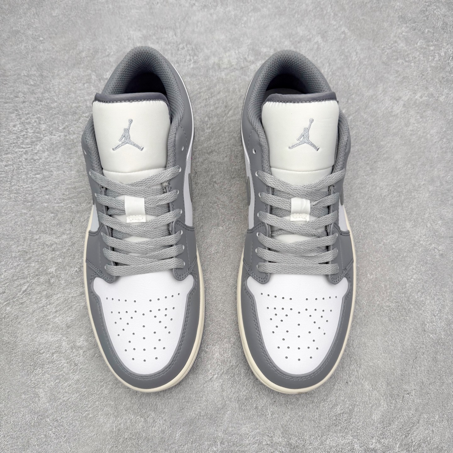 图片[2]-＃小DT Air Jordan AJ1 Low 低帮系列 全新流水线出品 超强性价比 DT版本平替选择 市场第二梯队 全部原鞋开发 原楦原纸板开发 全鞋电脑针车 原厂内置全掌气垫 原盒内在原标 唯一Zp原版鞋带绑法 免检产品 全新2022版型 全头层皮料 完美零毛边处理 原厂配置全掌气垫 价格定位良心 几十个配色陆续出货 实拍调校N版已经零色差零失真 百分百还原实物色彩所见即所得 不存在货不对板色差等低级问题 选购参考实物拍摄 不混卖不参货 只用心做好货严格选品 承诺混一赔十 尺码：36 36.5 37.5 38 38.5 39 40 40.5 41 42 42.5 43 44 44.5 45 46-选品中心