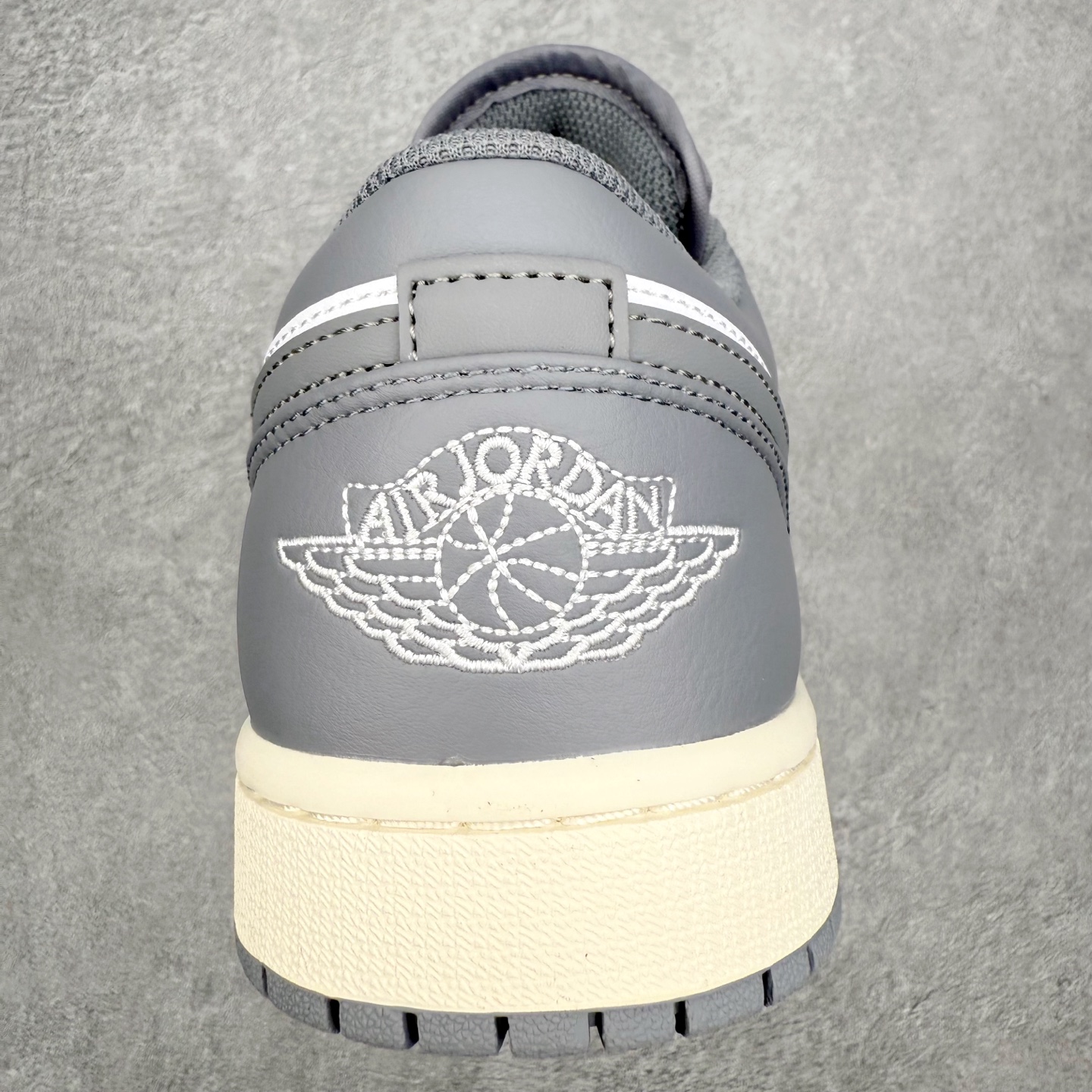 图片[8]-＃小DT Air Jordan AJ1 Low 低帮系列 全新流水线出品 超强性价比 DT版本平替选择 市场第二梯队 全部原鞋开发 原楦原纸板开发 全鞋电脑针车 原厂内置全掌气垫 原盒内在原标 唯一Zp原版鞋带绑法 免检产品 全新2022版型 全头层皮料 完美零毛边处理 原厂配置全掌气垫 价格定位良心 几十个配色陆续出货 实拍调校N版已经零色差零失真 百分百还原实物色彩所见即所得 不存在货不对板色差等低级问题 选购参考实物拍摄 不混卖不参货 只用心做好货严格选品 承诺混一赔十 尺码：36 36.5 37.5 38 38.5 39 40 40.5 41 42 42.5 43 44 44.5 45 46-选品中心