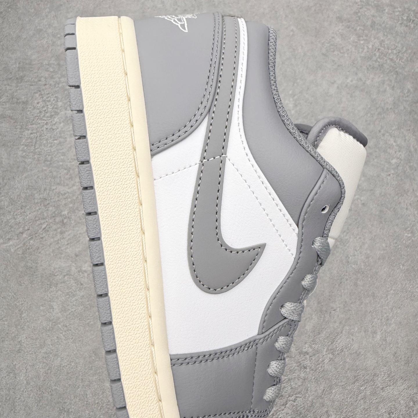 图片[6]-＃小DT Air Jordan AJ1 Low 低帮系列 全新流水线出品 超强性价比 DT版本平替选择 市场第二梯队 全部原鞋开发 原楦原纸板开发 全鞋电脑针车 原厂内置全掌气垫 原盒内在原标 唯一Zp原版鞋带绑法 免检产品 全新2022版型 全头层皮料 完美零毛边处理 原厂配置全掌气垫 价格定位良心 几十个配色陆续出货 实拍调校N版已经零色差零失真 百分百还原实物色彩所见即所得 不存在货不对板色差等低级问题 选购参考实物拍摄 不混卖不参货 只用心做好货严格选品 承诺混一赔十 尺码：36 36.5 37.5 38 38.5 39 40 40.5 41 42 42.5 43 44 44.5 45 46-选品中心