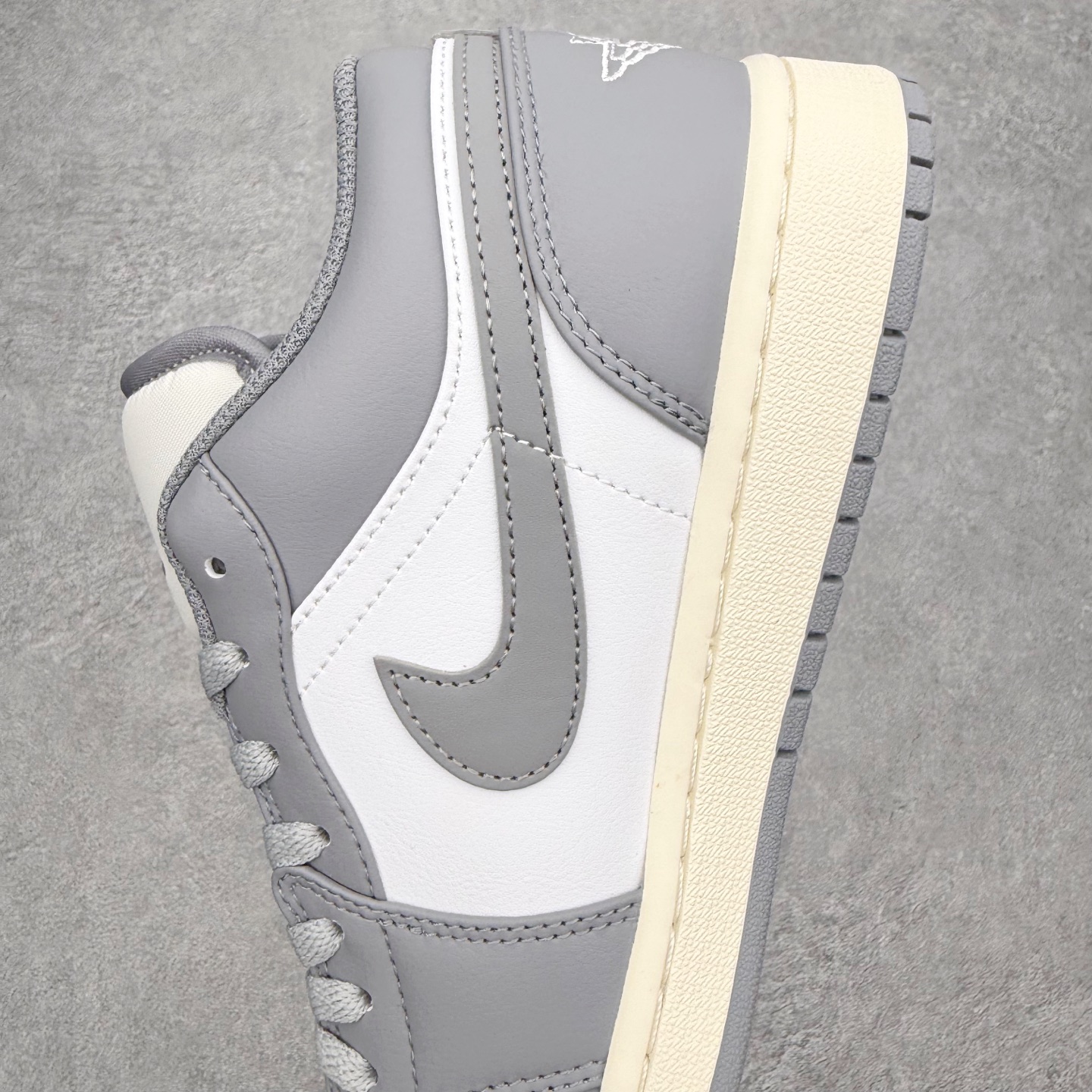 图片[7]-＃小DT Air Jordan AJ1 Low 低帮系列 全新流水线出品 超强性价比 DT版本平替选择 市场第二梯队 全部原鞋开发 原楦原纸板开发 全鞋电脑针车 原厂内置全掌气垫 原盒内在原标 唯一Zp原版鞋带绑法 免检产品 全新2022版型 全头层皮料 完美零毛边处理 原厂配置全掌气垫 价格定位良心 几十个配色陆续出货 实拍调校N版已经零色差零失真 百分百还原实物色彩所见即所得 不存在货不对板色差等低级问题 选购参考实物拍摄 不混卖不参货 只用心做好货严格选品 承诺混一赔十 尺码：36 36.5 37.5 38 38.5 39 40 40.5 41 42 42.5 43 44 44.5 45 46-选品中心