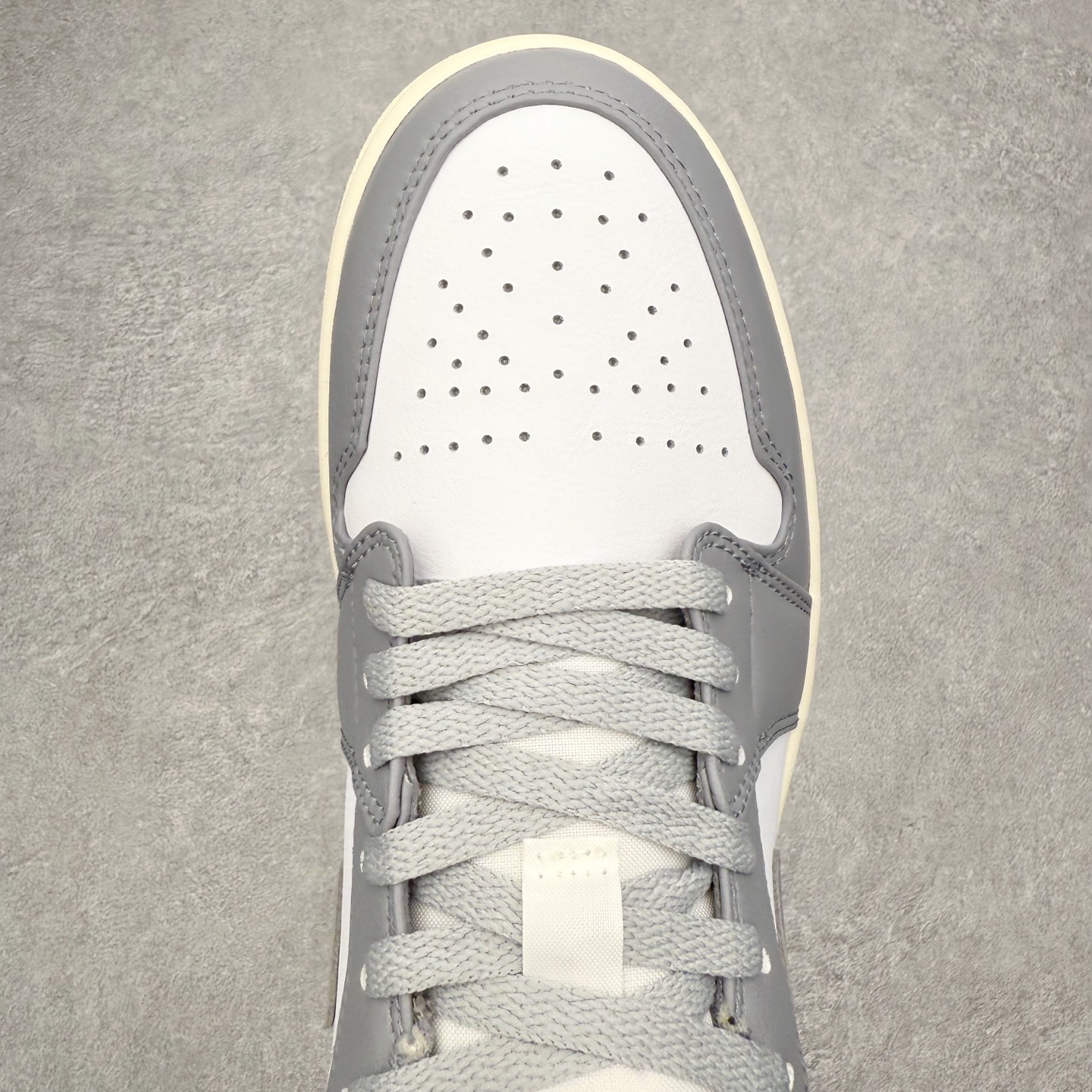 图片[4]-＃小DT Air Jordan AJ1 Low 低帮系列 全新流水线出品 超强性价比 DT版本平替选择 市场第二梯队 全部原鞋开发 原楦原纸板开发 全鞋电脑针车 原厂内置全掌气垫 原盒内在原标 唯一Zp原版鞋带绑法 免检产品 全新2022版型 全头层皮料 完美零毛边处理 原厂配置全掌气垫 价格定位良心 几十个配色陆续出货 实拍调校N版已经零色差零失真 百分百还原实物色彩所见即所得 不存在货不对板色差等低级问题 选购参考实物拍摄 不混卖不参货 只用心做好货严格选品 承诺混一赔十 尺码：36 36.5 37.5 38 38.5 39 40 40.5 41 42 42.5 43 44 44.5 45 46-选品中心