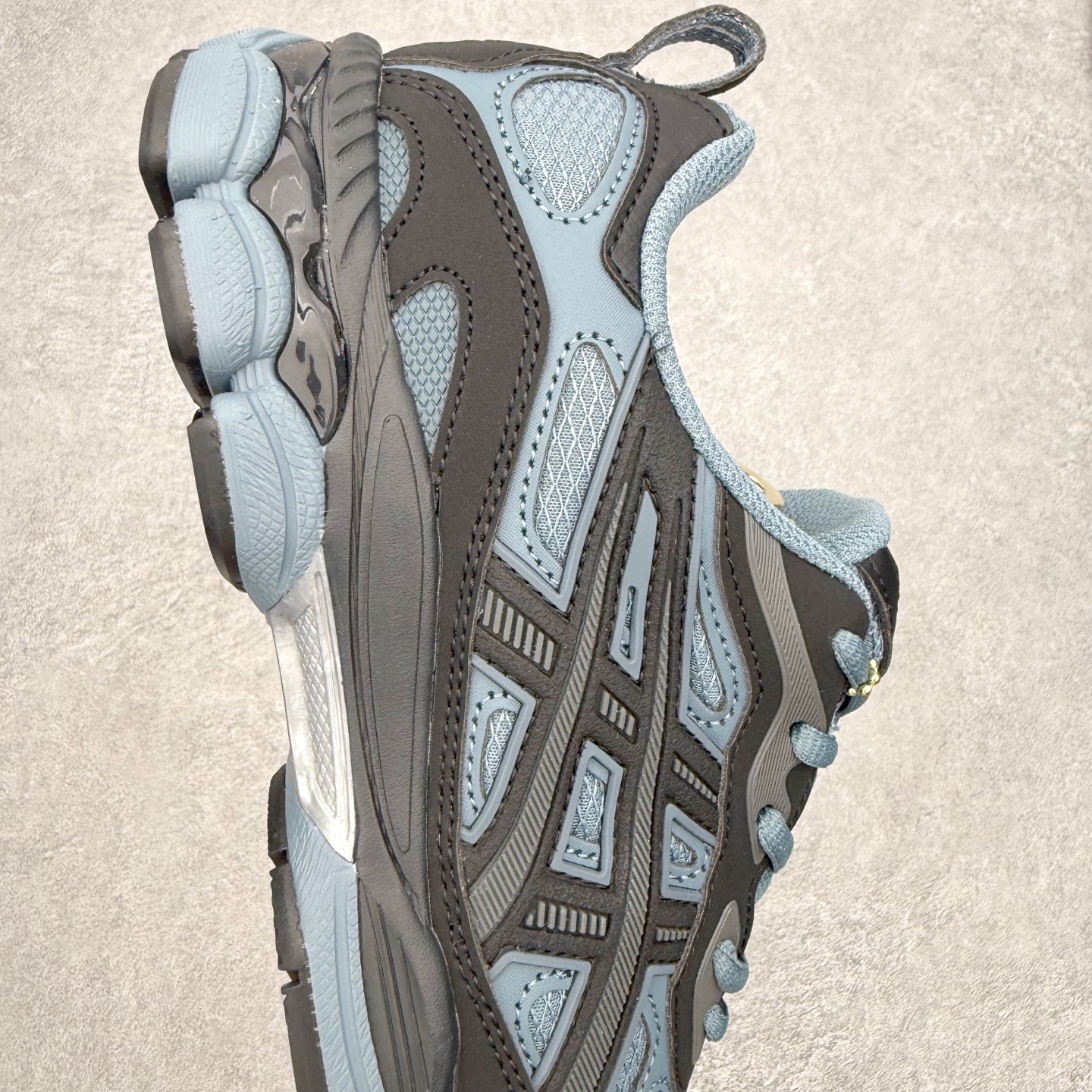 图片[6]-Asics GEL-NYC 亚瑟士防滑耐磨透气低帮运动休闲鞋 GEL-NYC™ 运动鞋的灵感源自传统和现代高性能跑步风格 其鞋面结构参考了 2000 年代初的 GEL-NIMBUS™ 3 鞋 并将其与 MC-PLUS V 设计中的各种装饰融为一体 该工装通过使用 GEL-CUMULUS® 16 鞋的工装系统来对比鞋面的复古风格 通过轻质泡沫和 GEL® 技术嵌入物的结合 这种中底结构有助于创造先进的脚底舒适度 尺码：36 37 37.5 38 39 40.5 41.5 42 42.5 43.5 44 45-选品中心