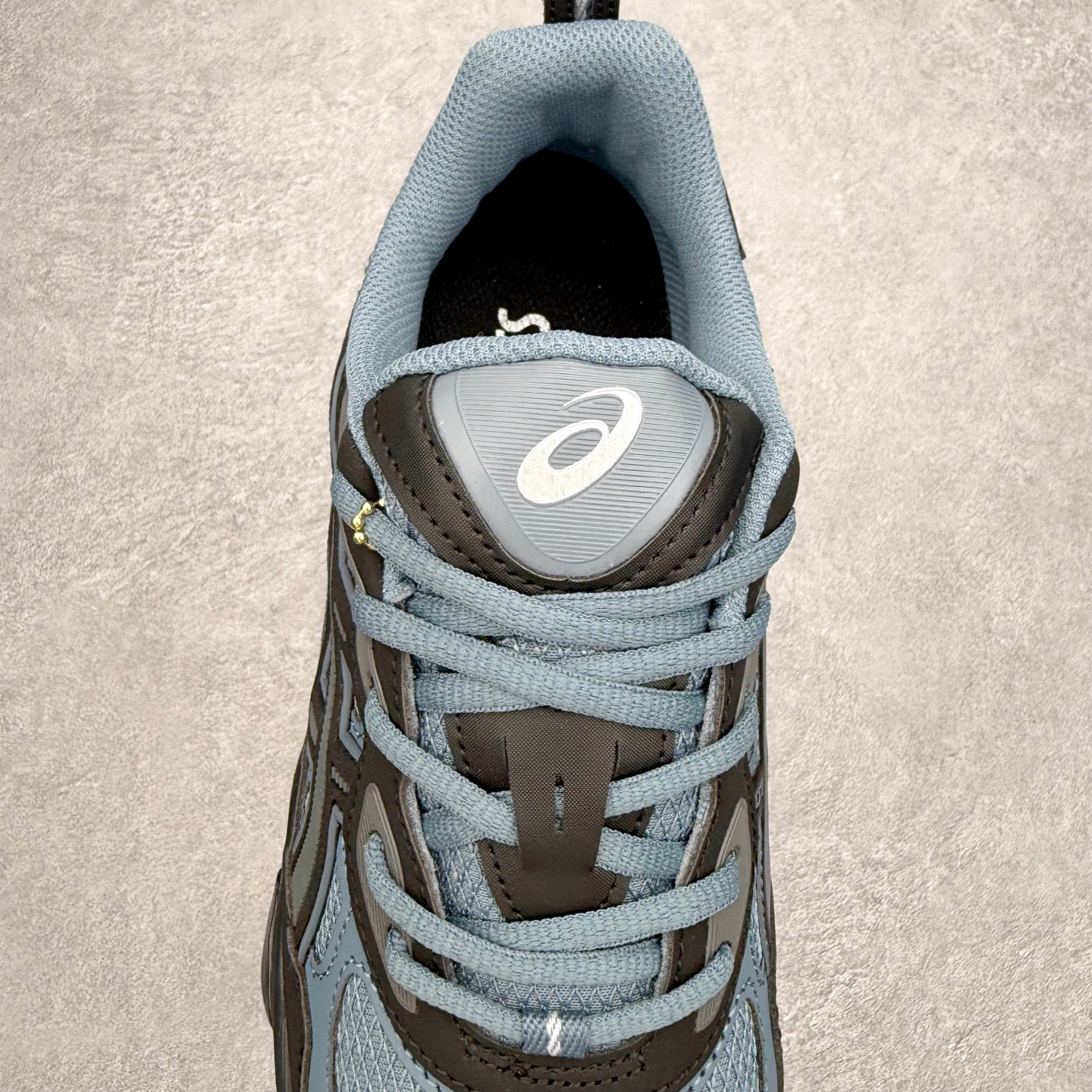 图片[5]-Asics GEL-NYC 亚瑟士防滑耐磨透气低帮运动休闲鞋 GEL-NYC™ 运动鞋的灵感源自传统和现代高性能跑步风格 其鞋面结构参考了 2000 年代初的 GEL-NIMBUS™ 3 鞋 并将其与 MC-PLUS V 设计中的各种装饰融为一体 该工装通过使用 GEL-CUMULUS® 16 鞋的工装系统来对比鞋面的复古风格 通过轻质泡沫和 GEL® 技术嵌入物的结合 这种中底结构有助于创造先进的脚底舒适度 尺码：36 37 37.5 38 39 40.5 41.5 42 42.5 43.5 44 45-选品中心