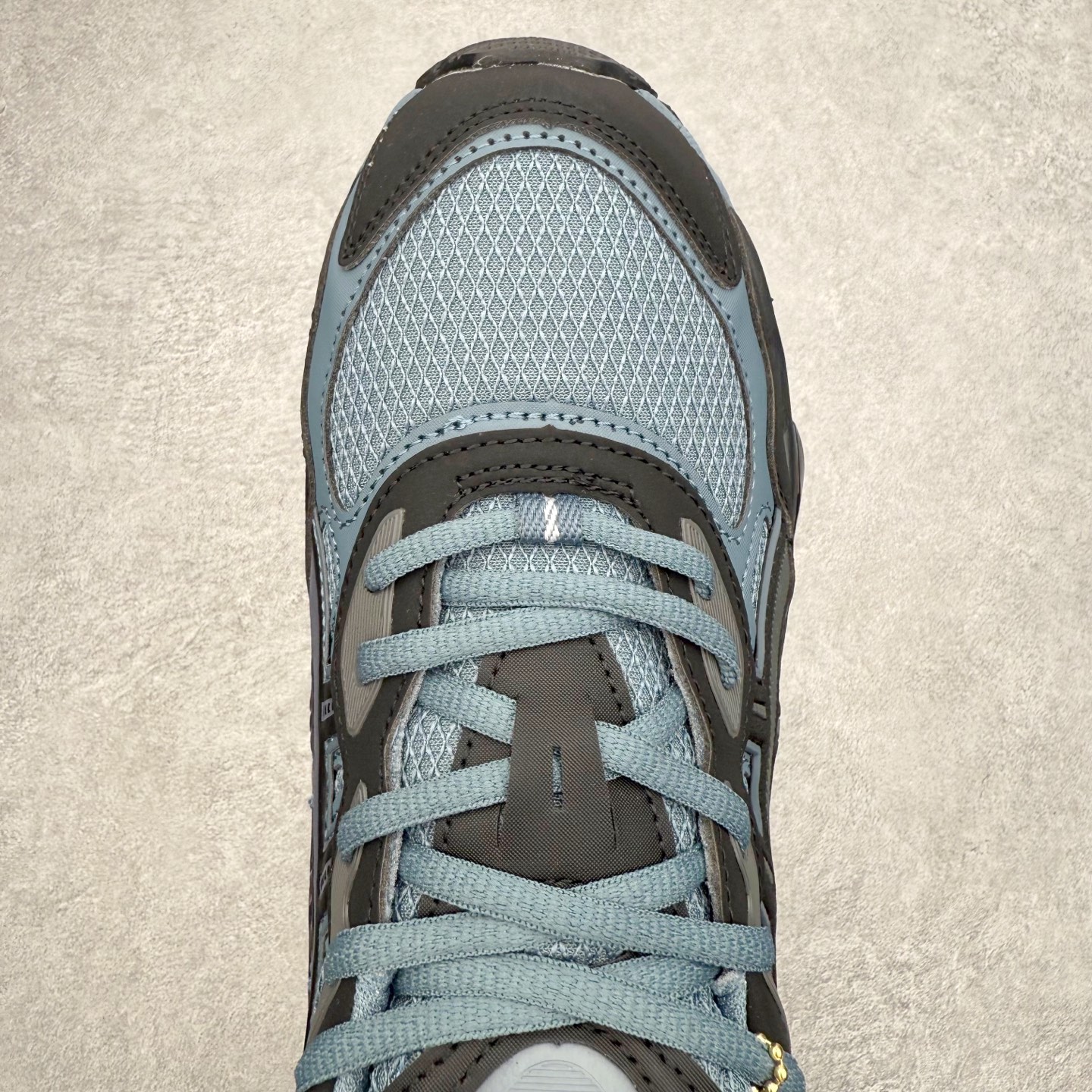 图片[4]-Asics GEL-NYC 亚瑟士防滑耐磨透气低帮运动休闲鞋 GEL-NYC™ 运动鞋的灵感源自传统和现代高性能跑步风格 其鞋面结构参考了 2000 年代初的 GEL-NIMBUS™ 3 鞋 并将其与 MC-PLUS V 设计中的各种装饰融为一体 该工装通过使用 GEL-CUMULUS® 16 鞋的工装系统来对比鞋面的复古风格 通过轻质泡沫和 GEL® 技术嵌入物的结合 这种中底结构有助于创造先进的脚底舒适度 尺码：36 37 37.5 38 39 40.5 41.5 42 42.5 43.5 44 45-选品中心