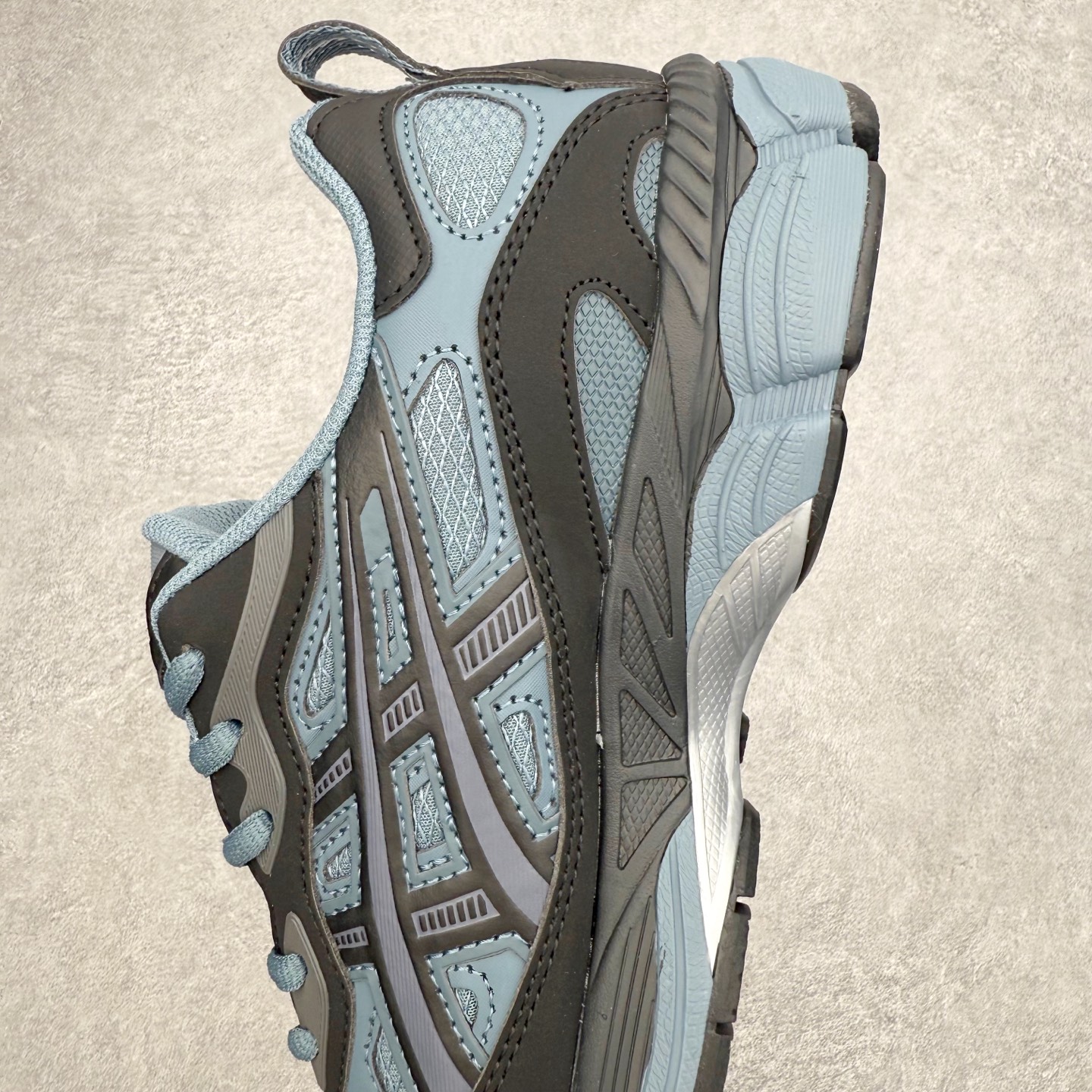 图片[7]-Asics GEL-NYC 亚瑟士防滑耐磨透气低帮运动休闲鞋 GEL-NYC™ 运动鞋的灵感源自传统和现代高性能跑步风格 其鞋面结构参考了 2000 年代初的 GEL-NIMBUS™ 3 鞋 并将其与 MC-PLUS V 设计中的各种装饰融为一体 该工装通过使用 GEL-CUMULUS® 16 鞋的工装系统来对比鞋面的复古风格 通过轻质泡沫和 GEL® 技术嵌入物的结合 这种中底结构有助于创造先进的脚底舒适度 尺码：36 37 37.5 38 39 40.5 41.5 42 42.5 43.5 44 45-选品中心