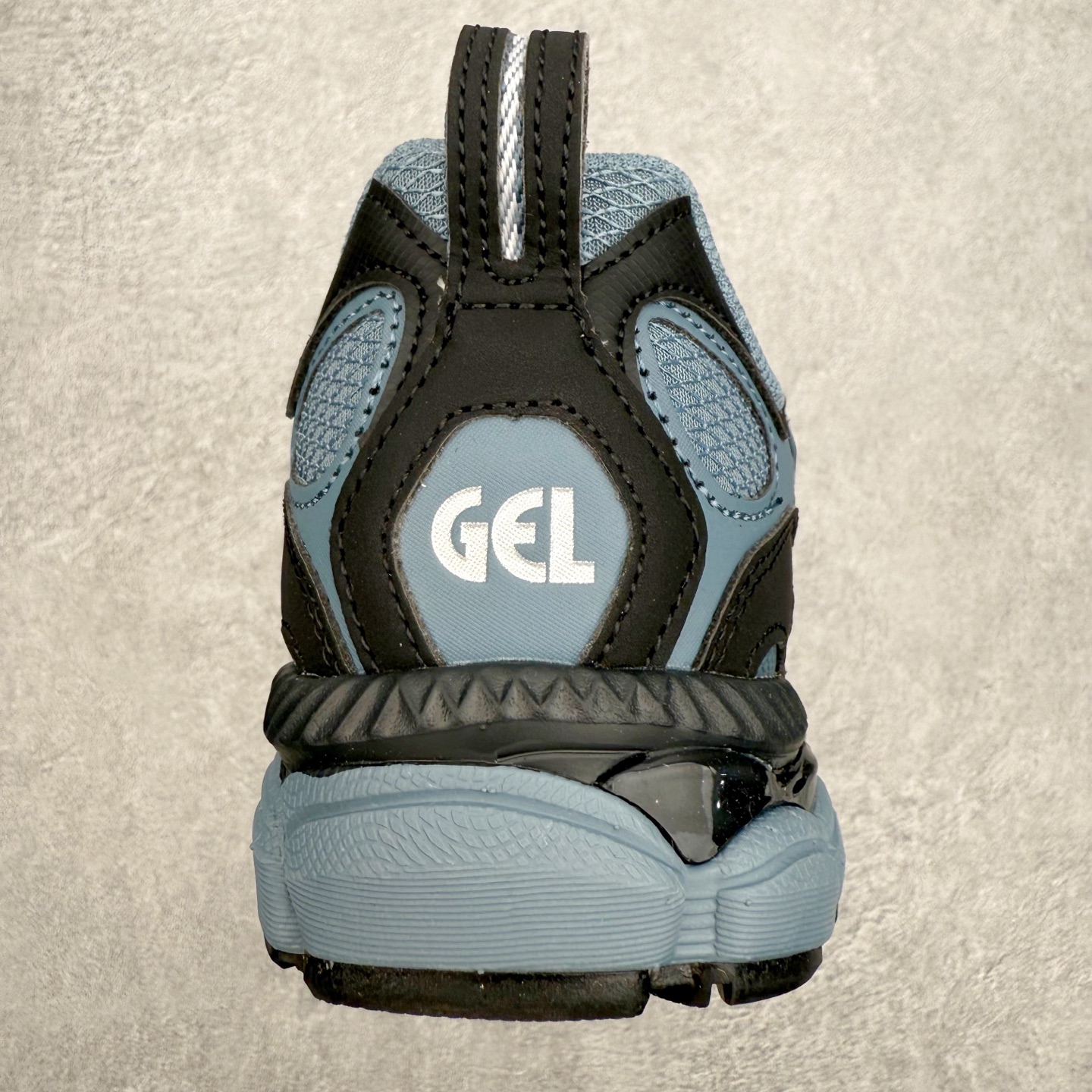 图片[8]-Asics GEL-NYC 亚瑟士防滑耐磨透气低帮运动休闲鞋 GEL-NYC™ 运动鞋的灵感源自传统和现代高性能跑步风格 其鞋面结构参考了 2000 年代初的 GEL-NIMBUS™ 3 鞋 并将其与 MC-PLUS V 设计中的各种装饰融为一体 该工装通过使用 GEL-CUMULUS® 16 鞋的工装系统来对比鞋面的复古风格 通过轻质泡沫和 GEL® 技术嵌入物的结合 这种中底结构有助于创造先进的脚底舒适度 尺码：36 37 37.5 38 39 40.5 41.5 42 42.5 43.5 44 45-选品中心