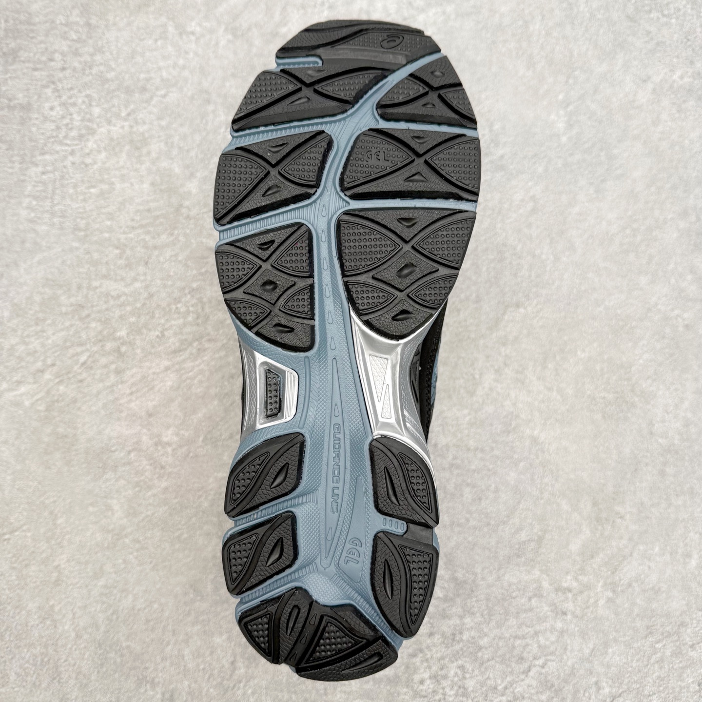 图片[9]-Asics GEL-NYC 亚瑟士防滑耐磨透气低帮运动休闲鞋 GEL-NYC™ 运动鞋的灵感源自传统和现代高性能跑步风格 其鞋面结构参考了 2000 年代初的 GEL-NIMBUS™ 3 鞋 并将其与 MC-PLUS V 设计中的各种装饰融为一体 该工装通过使用 GEL-CUMULUS® 16 鞋的工装系统来对比鞋面的复古风格 通过轻质泡沫和 GEL® 技术嵌入物的结合 这种中底结构有助于创造先进的脚底舒适度 尺码：36 37 37.5 38 39 40.5 41.5 42 42.5 43.5 44 45-选品中心