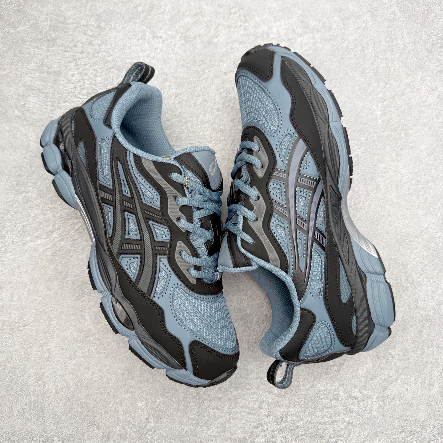 图片[3]-Asics GEL-NYC 亚瑟士防滑耐磨透气低帮运动休闲鞋 GEL-NYC™ 运动鞋的灵感源自传统和现代高性能跑步风格 其鞋面结构参考了 2000 年代初的 GEL-NIMBUS™ 3 鞋 并将其与 MC-PLUS V 设计中的各种装饰融为一体 该工装通过使用 GEL-CUMULUS® 16 鞋的工装系统来对比鞋面的复古风格 通过轻质泡沫和 GEL® 技术嵌入物的结合 这种中底结构有助于创造先进的脚底舒适度 尺码：36 37 37.5 38 39 40.5 41.5 42 42.5 43.5 44 45-选品中心