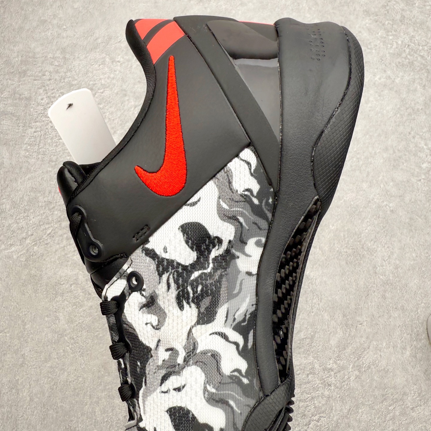 图片[7]-NK Zoom Kobe 8 Protro 科比八代实战篮球鞋 马年定制CYN配色 Eric Avar 这一次在设计中将轻盈发挥到了极致 鞋面采用了更加轻盈、更加强韧的创新的Flywire 2.0技术 球鞋重量更加轻质 重量仅为10.6盎司 内靴设计也使得穿着更加舒适 中底的配置则依日是可靠的zoom气垫和碳板的搭配 外底有个小细节令人十分喜欢 将纹路做成了心电图状 寓意科比对于篮球的喜爱 尺码：40 40.5 41 42 42.5 43 44 44.5 45 46-选品中心