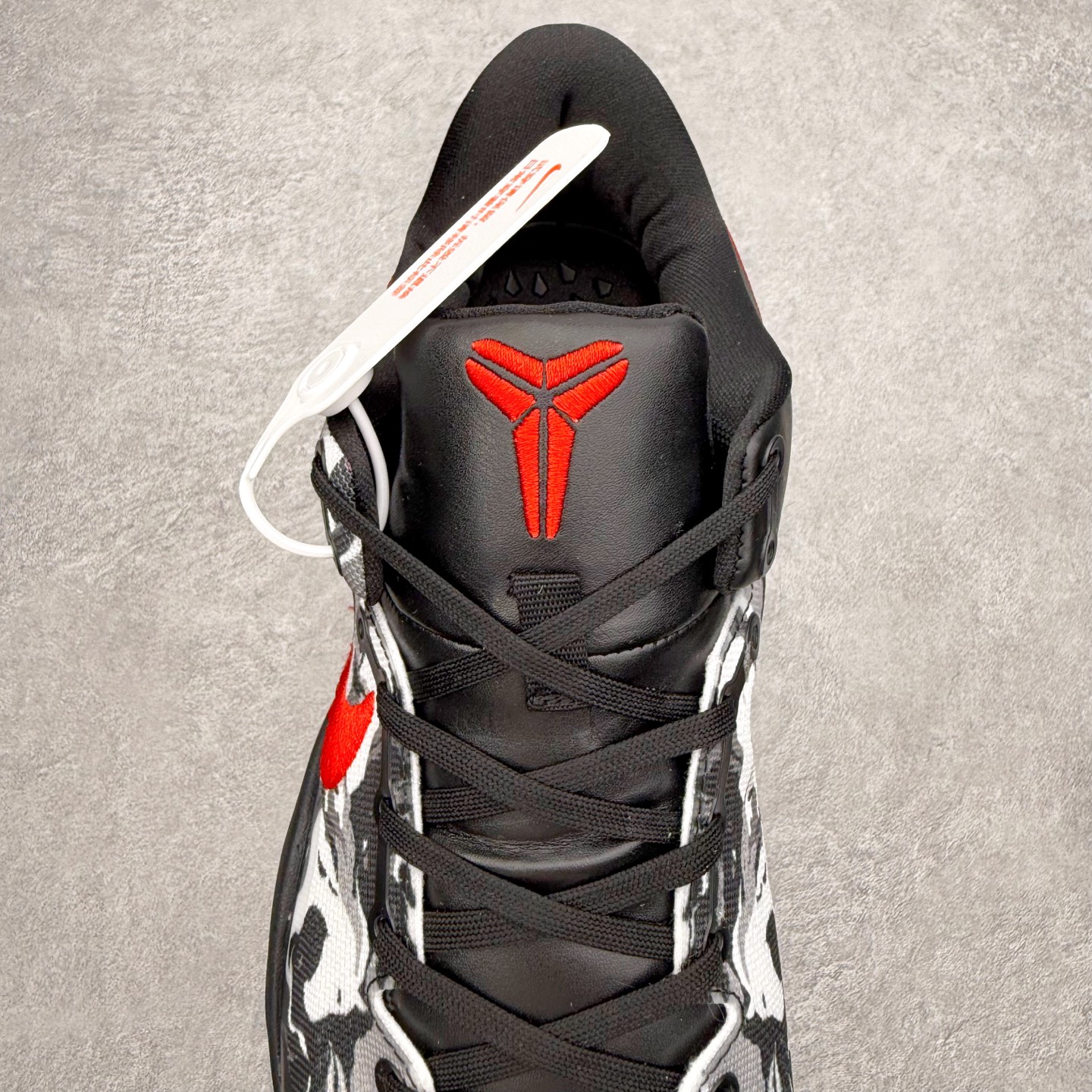 图片[5]-NK Zoom Kobe 8 Protro 科比八代实战篮球鞋 马年定制CYN配色 Eric Avar 这一次在设计中将轻盈发挥到了极致 鞋面采用了更加轻盈、更加强韧的创新的Flywire 2.0技术 球鞋重量更加轻质 重量仅为10.6盎司 内靴设计也使得穿着更加舒适 中底的配置则依日是可靠的zoom气垫和碳板的搭配 外底有个小细节令人十分喜欢 将纹路做成了心电图状 寓意科比对于篮球的喜爱 尺码：40 40.5 41 42 42.5 43 44 44.5 45 46-选品中心