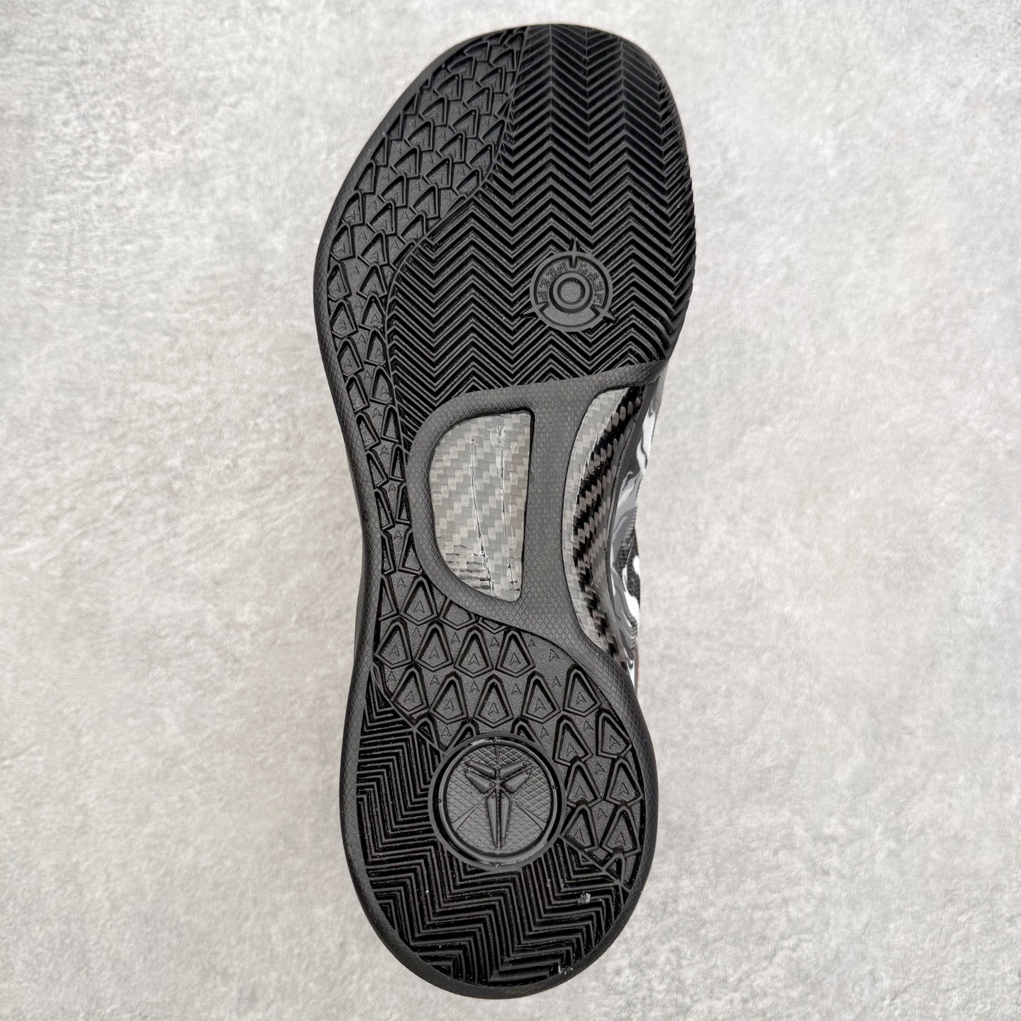 图片[9]-NK Zoom Kobe 8 Protro 科比八代实战篮球鞋 马年定制CYN配色 Eric Avar 这一次在设计中将轻盈发挥到了极致 鞋面采用了更加轻盈、更加强韧的创新的Flywire 2.0技术 球鞋重量更加轻质 重量仅为10.6盎司 内靴设计也使得穿着更加舒适 中底的配置则依日是可靠的zoom气垫和碳板的搭配 外底有个小细节令人十分喜欢 将纹路做成了心电图状 寓意科比对于篮球的喜爱 尺码：40 40.5 41 42 42.5 43 44 44.5 45 46-选品中心