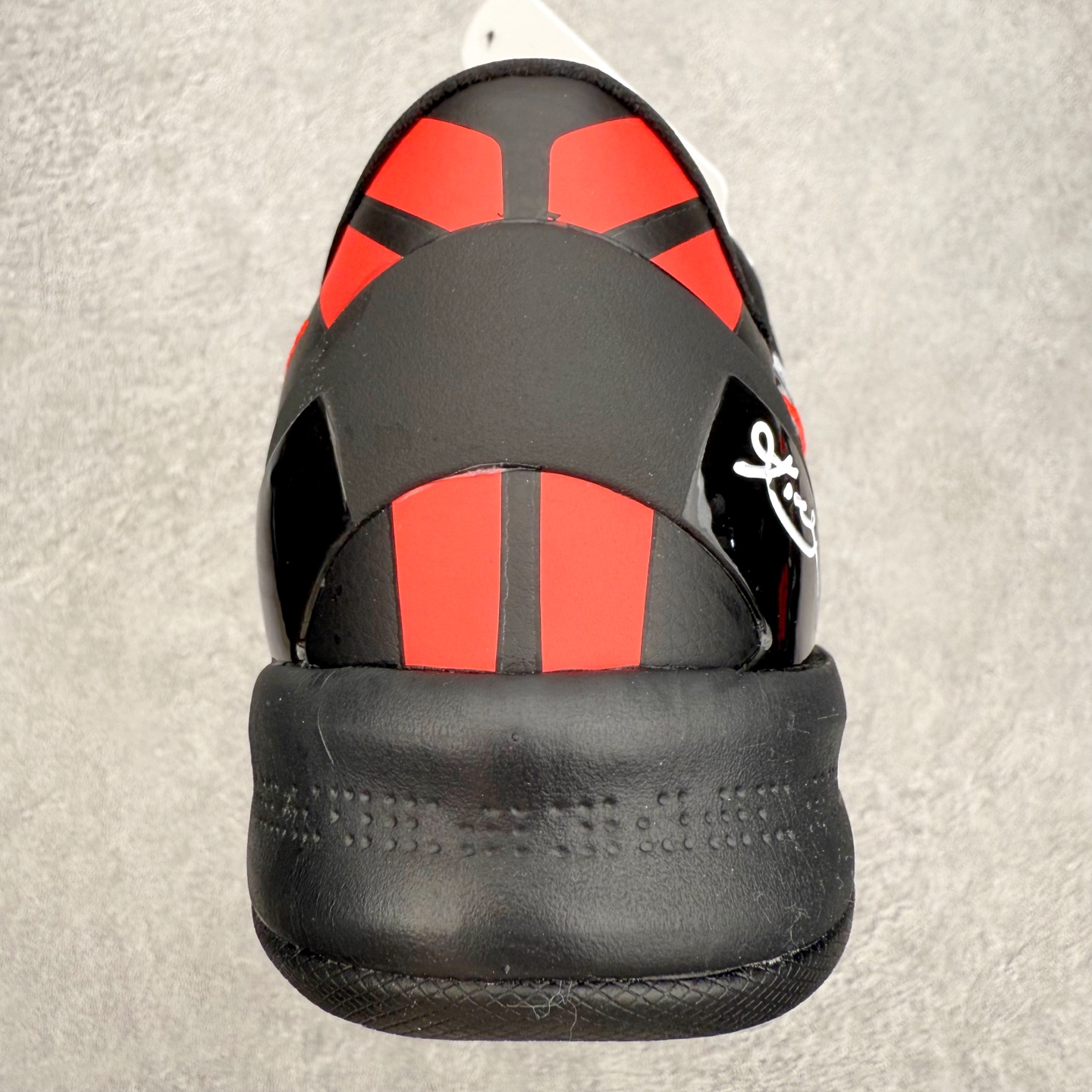 图片[8]-NK Zoom Kobe 8 Protro 科比八代实战篮球鞋 马年定制CYN配色 Eric Avar 这一次在设计中将轻盈发挥到了极致 鞋面采用了更加轻盈、更加强韧的创新的Flywire 2.0技术 球鞋重量更加轻质 重量仅为10.6盎司 内靴设计也使得穿着更加舒适 中底的配置则依日是可靠的zoom气垫和碳板的搭配 外底有个小细节令人十分喜欢 将纹路做成了心电图状 寓意科比对于篮球的喜爱 尺码：40 40.5 41 42 42.5 43 44 44.5 45 46-选品中心