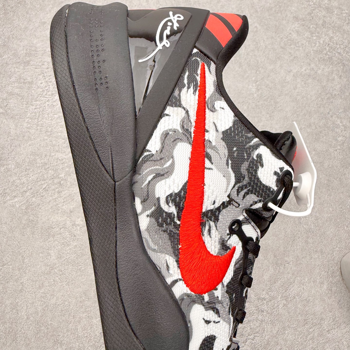 图片[6]-NK Zoom Kobe 8 Protro 科比八代实战篮球鞋 马年定制CYN配色 Eric Avar 这一次在设计中将轻盈发挥到了极致 鞋面采用了更加轻盈、更加强韧的创新的Flywire 2.0技术 球鞋重量更加轻质 重量仅为10.6盎司 内靴设计也使得穿着更加舒适 中底的配置则依日是可靠的zoom气垫和碳板的搭配 外底有个小细节令人十分喜欢 将纹路做成了心电图状 寓意科比对于篮球的喜爱 尺码：40 40.5 41 42 42.5 43 44 44.5 45 46-选品中心