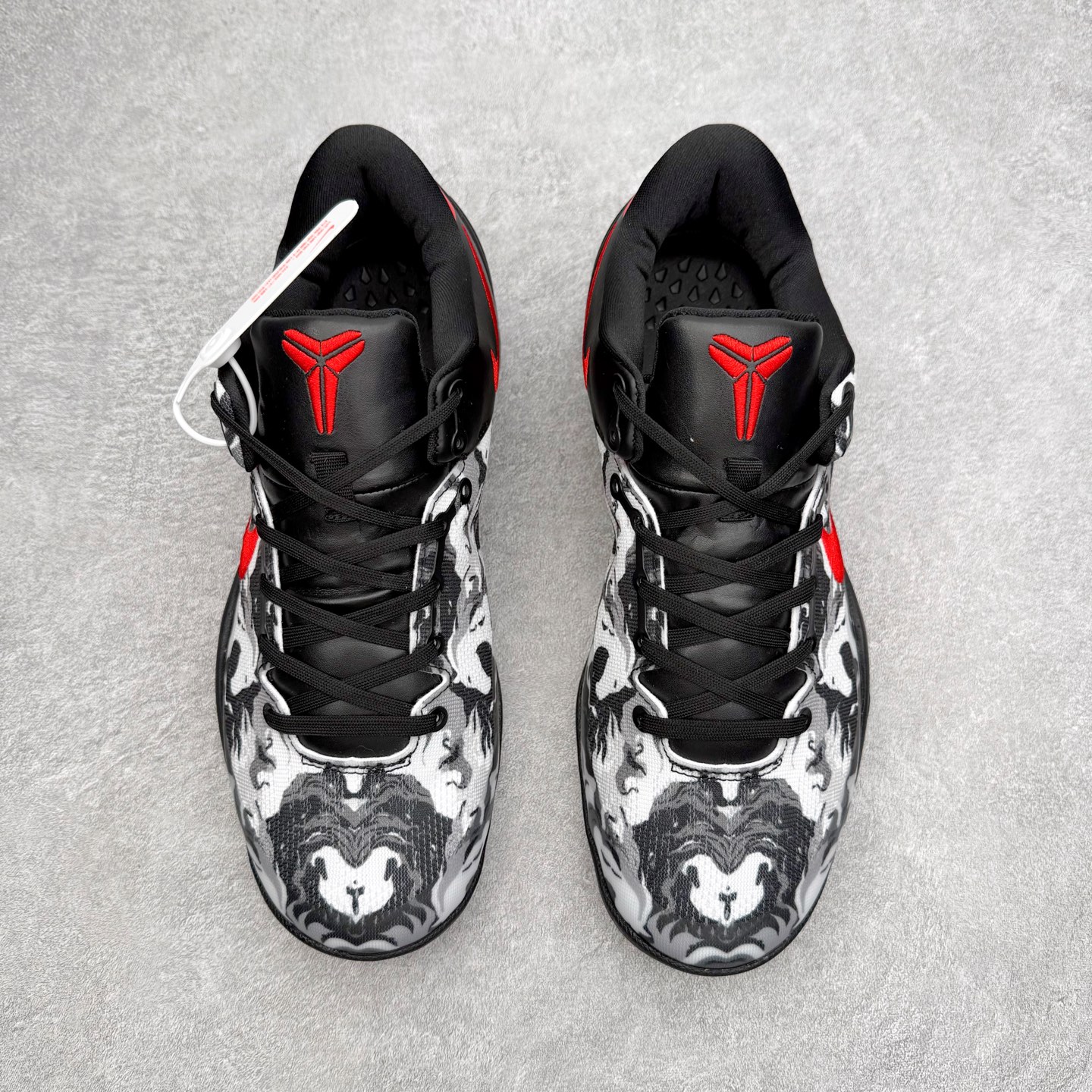 图片[2]-NK Zoom Kobe 8 Protro 科比八代实战篮球鞋 马年定制CYN配色 Eric Avar 这一次在设计中将轻盈发挥到了极致 鞋面采用了更加轻盈、更加强韧的创新的Flywire 2.0技术 球鞋重量更加轻质 重量仅为10.6盎司 内靴设计也使得穿着更加舒适 中底的配置则依日是可靠的zoom气垫和碳板的搭配 外底有个小细节令人十分喜欢 将纹路做成了心电图状 寓意科比对于篮球的喜爱 尺码：40 40.5 41 42 42.5 43 44 44.5 45 46-选品中心