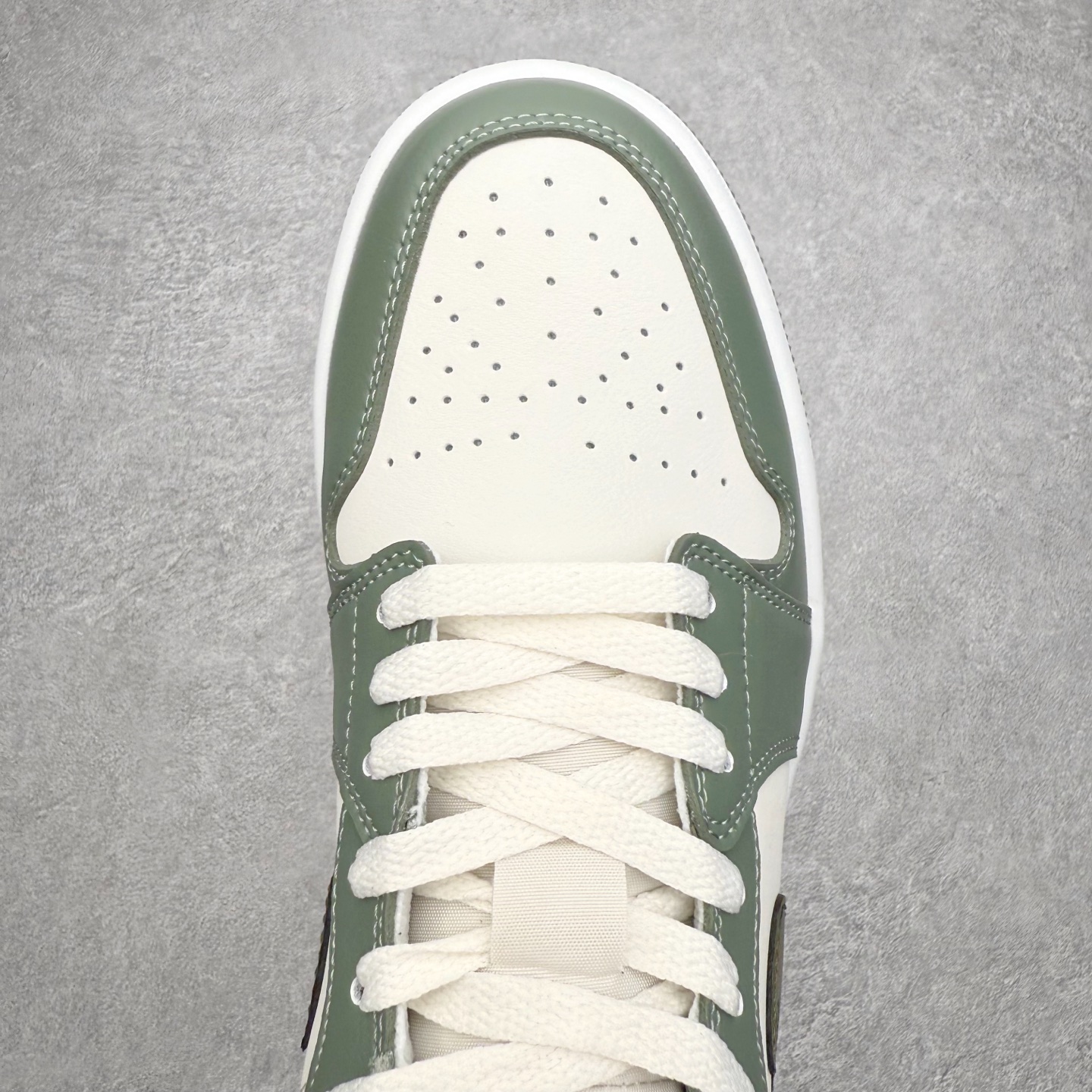 图片[4]-＃K版 Air Jordan AJ1 Low 低帮 553558-300 全新流水线出品 DT版本唯一平替选择 市场第二梯队最强版 全部原鞋开发 原楦原纸板开发 全鞋电脑针车 原厂内置全掌气垫 原盒内在原标 唯一Zp原版鞋带绑法 免检产品 全新2022版型 全头层皮料 完美零毛边处理 原厂配置全掌气垫 价格定位良心 几十个配色陆续出货 实拍调校N版已经零色差零失真 百分百还原实物色彩所见即所得 不存在货不对板色差等低级问题 选购参考实物拍摄 不混卖不参货 只用心做好货严格选品 承诺混一赔十 尺码：36 36.5 37.5 38 38.5 39 40 40.5 41 42 42.5 43 44 44.5 45-选品中心