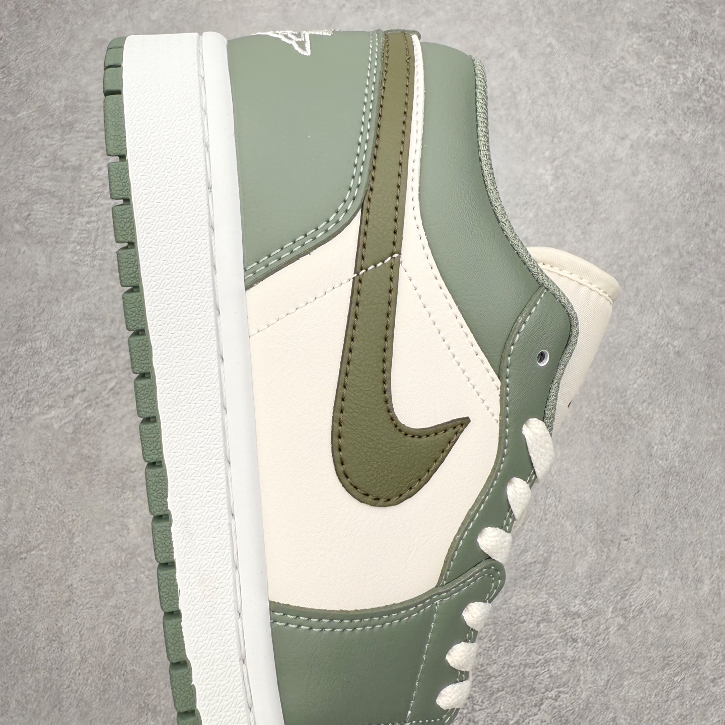 图片[6]-＃K版 Air Jordan AJ1 Low 低帮 553558-300 全新流水线出品 DT版本唯一平替选择 市场第二梯队最强版 全部原鞋开发 原楦原纸板开发 全鞋电脑针车 原厂内置全掌气垫 原盒内在原标 唯一Zp原版鞋带绑法 免检产品 全新2022版型 全头层皮料 完美零毛边处理 原厂配置全掌气垫 价格定位良心 几十个配色陆续出货 实拍调校N版已经零色差零失真 百分百还原实物色彩所见即所得 不存在货不对板色差等低级问题 选购参考实物拍摄 不混卖不参货 只用心做好货严格选品 承诺混一赔十 尺码：36 36.5 37.5 38 38.5 39 40 40.5 41 42 42.5 43 44 44.5 45-选品中心