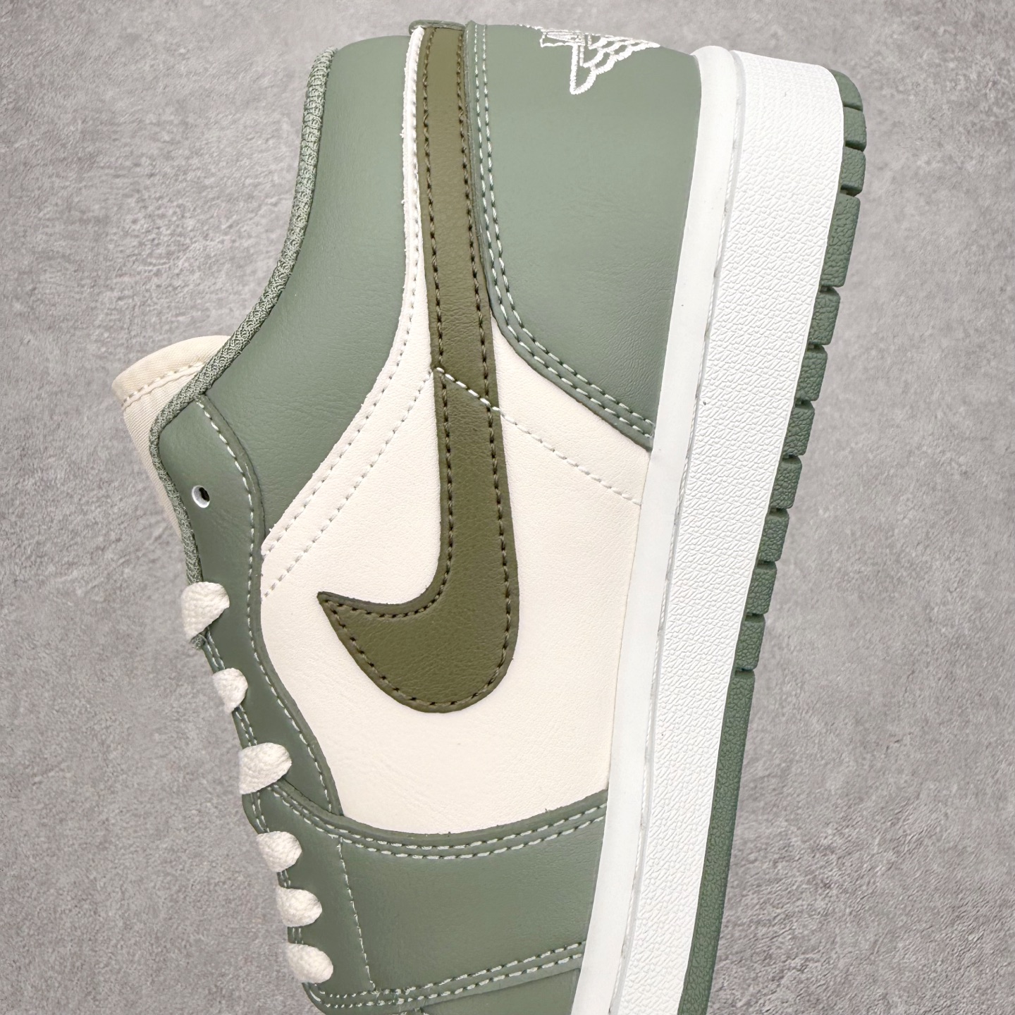 图片[7]-＃K版 Air Jordan AJ1 Low 低帮 553558-300 全新流水线出品 DT版本唯一平替选择 市场第二梯队最强版 全部原鞋开发 原楦原纸板开发 全鞋电脑针车 原厂内置全掌气垫 原盒内在原标 唯一Zp原版鞋带绑法 免检产品 全新2022版型 全头层皮料 完美零毛边处理 原厂配置全掌气垫 价格定位良心 几十个配色陆续出货 实拍调校N版已经零色差零失真 百分百还原实物色彩所见即所得 不存在货不对板色差等低级问题 选购参考实物拍摄 不混卖不参货 只用心做好货严格选品 承诺混一赔十 尺码：36 36.5 37.5 38 38.5 39 40 40.5 41 42 42.5 43 44 44.5 45-选品中心