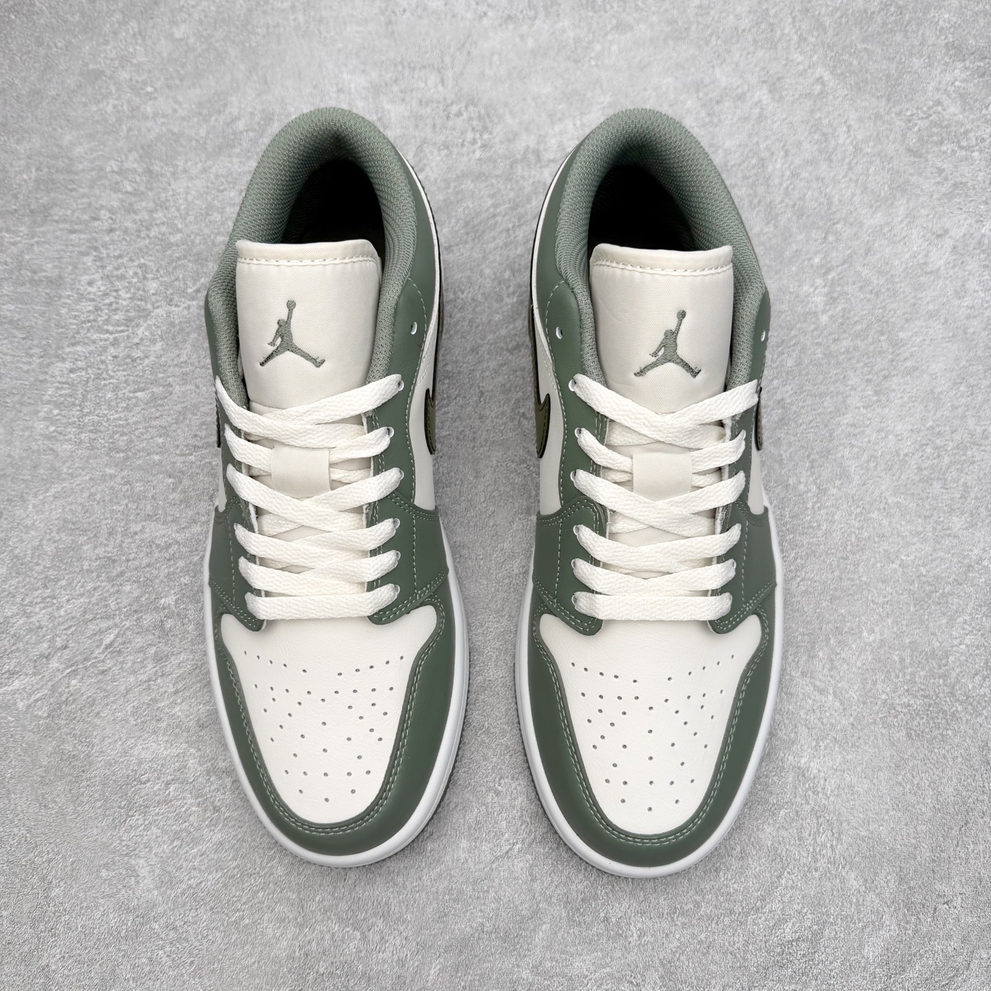 图片[2]-＃K版 Air Jordan AJ1 Low 低帮 553558-300 全新流水线出品 DT版本唯一平替选择 市场第二梯队最强版 全部原鞋开发 原楦原纸板开发 全鞋电脑针车 原厂内置全掌气垫 原盒内在原标 唯一Zp原版鞋带绑法 免检产品 全新2022版型 全头层皮料 完美零毛边处理 原厂配置全掌气垫 价格定位良心 几十个配色陆续出货 实拍调校N版已经零色差零失真 百分百还原实物色彩所见即所得 不存在货不对板色差等低级问题 选购参考实物拍摄 不混卖不参货 只用心做好货严格选品 承诺混一赔十 尺码：36 36.5 37.5 38 38.5 39 40 40.5 41 42 42.5 43 44 44.5 45-选品中心