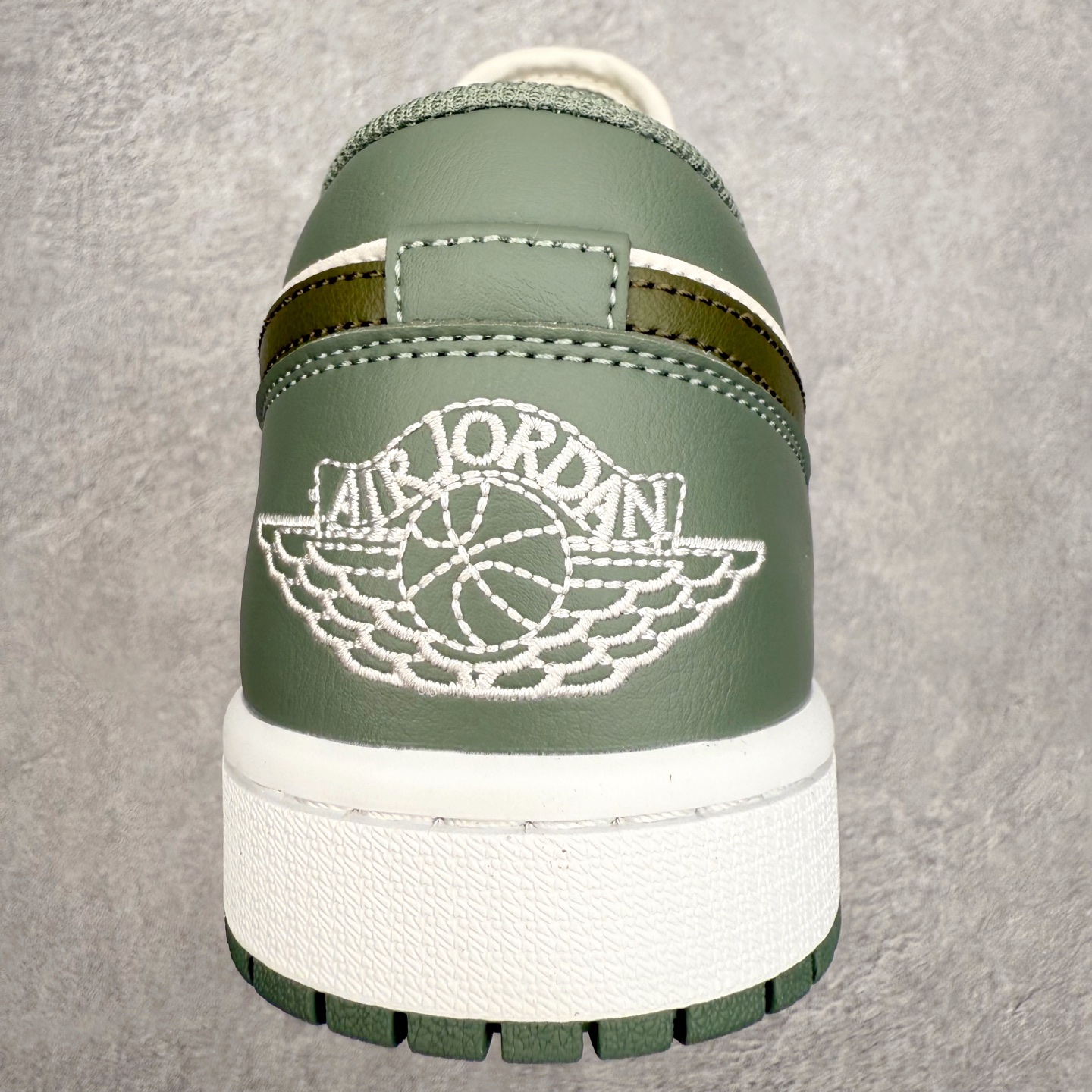 图片[8]-＃K版 Air Jordan AJ1 Low 低帮 553558-300 全新流水线出品 DT版本唯一平替选择 市场第二梯队最强版 全部原鞋开发 原楦原纸板开发 全鞋电脑针车 原厂内置全掌气垫 原盒内在原标 唯一Zp原版鞋带绑法 免检产品 全新2022版型 全头层皮料 完美零毛边处理 原厂配置全掌气垫 价格定位良心 几十个配色陆续出货 实拍调校N版已经零色差零失真 百分百还原实物色彩所见即所得 不存在货不对板色差等低级问题 选购参考实物拍摄 不混卖不参货 只用心做好货严格选品 承诺混一赔十 尺码：36 36.5 37.5 38 38.5 39 40 40.5 41 42 42.5 43 44 44.5 45-选品中心