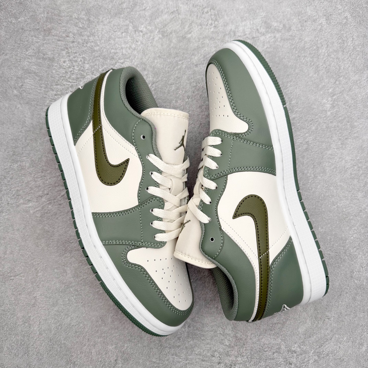 图片[3]-＃K版 Air Jordan AJ1 Low 低帮 553558-300 全新流水线出品 DT版本唯一平替选择 市场第二梯队最强版 全部原鞋开发 原楦原纸板开发 全鞋电脑针车 原厂内置全掌气垫 原盒内在原标 唯一Zp原版鞋带绑法 免检产品 全新2022版型 全头层皮料 完美零毛边处理 原厂配置全掌气垫 价格定位良心 几十个配色陆续出货 实拍调校N版已经零色差零失真 百分百还原实物色彩所见即所得 不存在货不对板色差等低级问题 选购参考实物拍摄 不混卖不参货 只用心做好货严格选品 承诺混一赔十 尺码：36 36.5 37.5 38 38.5 39 40 40.5 41 42 42.5 43 44 44.5 45-选品中心