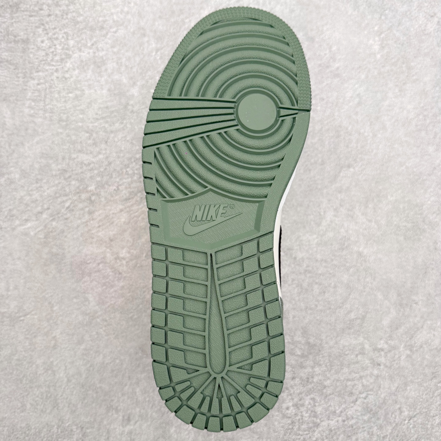 图片[9]-＃K版 Air Jordan AJ1 Low 低帮 553558-300 全新流水线出品 DT版本唯一平替选择 市场第二梯队最强版 全部原鞋开发 原楦原纸板开发 全鞋电脑针车 原厂内置全掌气垫 原盒内在原标 唯一Zp原版鞋带绑法 免检产品 全新2022版型 全头层皮料 完美零毛边处理 原厂配置全掌气垫 价格定位良心 几十个配色陆续出货 实拍调校N版已经零色差零失真 百分百还原实物色彩所见即所得 不存在货不对板色差等低级问题 选购参考实物拍摄 不混卖不参货 只用心做好货严格选品 承诺混一赔十 尺码：36 36.5 37.5 38 38.5 39 40 40.5 41 42 42.5 43 44 44.5 45-选品中心