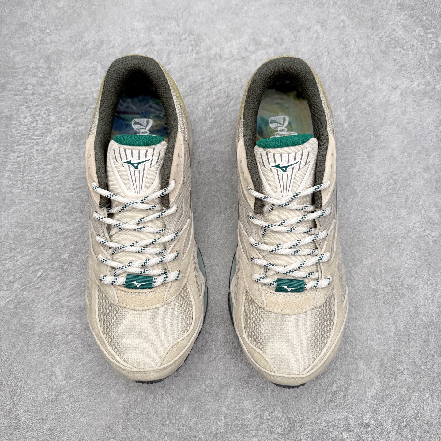 图片[2]-Mizuno Wave Prophecy LS 经典百搭跑步鞋 男女同款 美津浓（Mizuno）是日本美津浓株式会社于1906年创立的运动品牌，经过一个多世纪的不断努力现已成为世界著名的运动器具、服装和鞋类生产商。美津浓力求服务于各类运动项目，并竭力使运动生活更加愉快和振奋。产品种类齐全，覆盖几乎全部主要运动项目，达到30万多个品类。尺码：36 36.5 37.5 38 38.5 39 40 40.5 41 42 42.5 43 44 44.5 45-选品中心