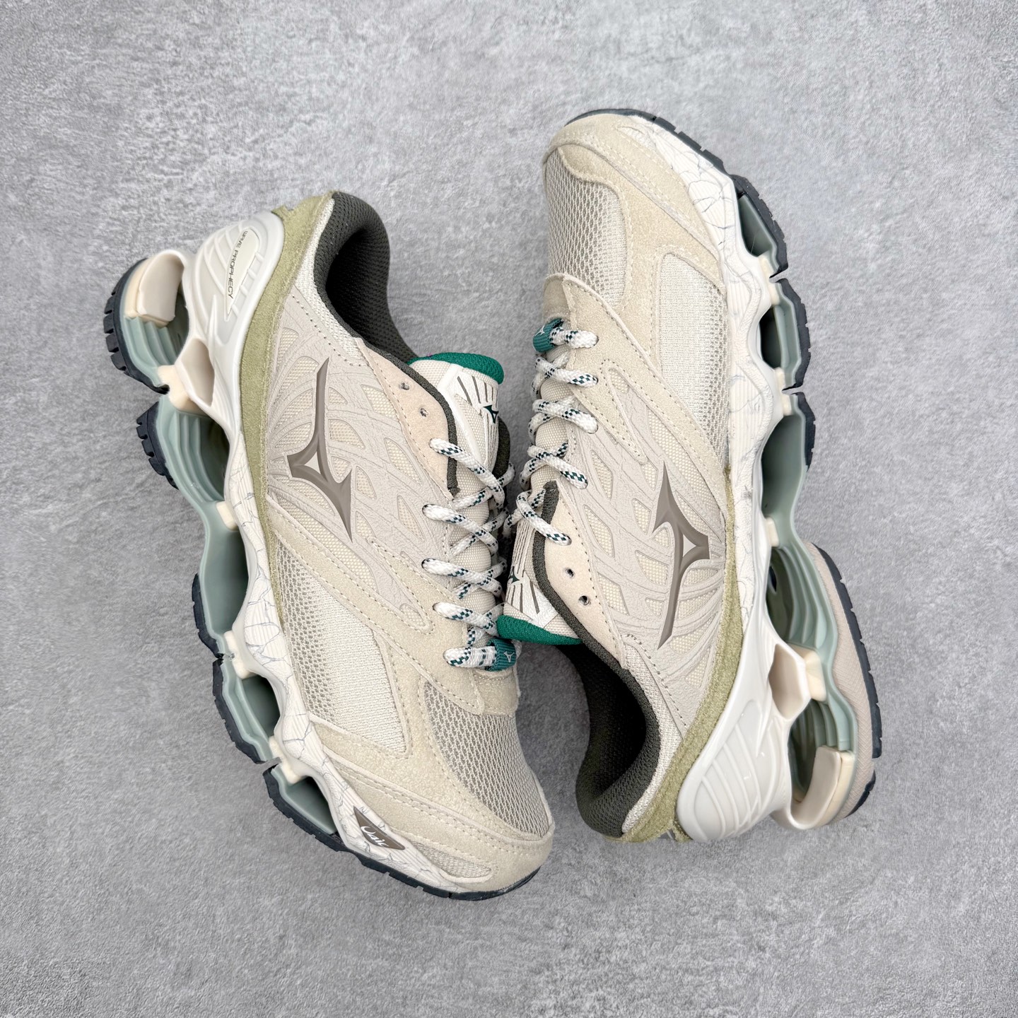 图片[3]-Mizuno Wave Prophecy LS 经典百搭跑步鞋 男女同款 美津浓（Mizuno）是日本美津浓株式会社于1906年创立的运动品牌，经过一个多世纪的不断努力现已成为世界著名的运动器具、服装和鞋类生产商。美津浓力求服务于各类运动项目，并竭力使运动生活更加愉快和振奋。产品种类齐全，覆盖几乎全部主要运动项目，达到30万多个品类。尺码：36 36.5 37.5 38 38.5 39 40 40.5 41 42 42.5 43 44 44.5 45-选品中心