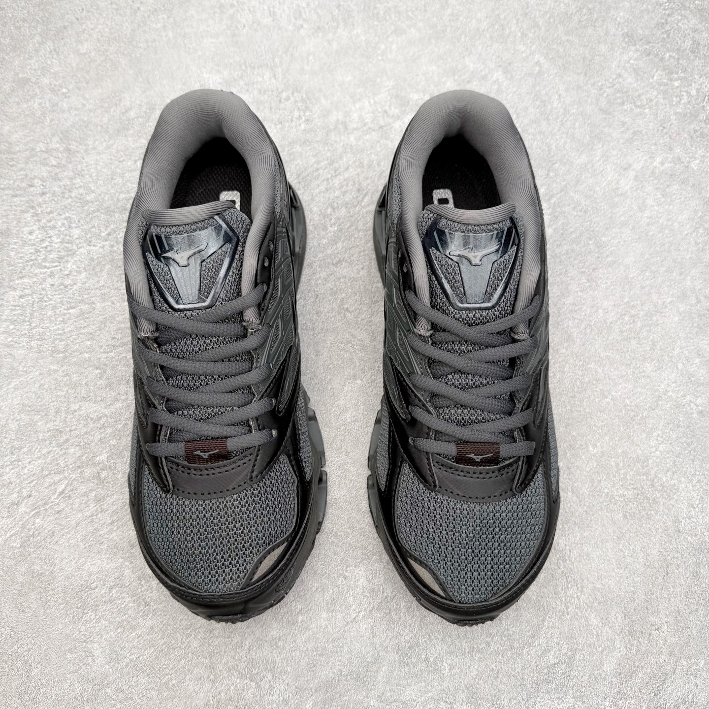 图片[2]-Mizuno Wave Prophecy LS 经典百搭跑步鞋 男女同款 美津浓（Mizuno）是日本美津浓株式会社于1906年创立的运动品牌，经过一个多世纪的不断努力现已成为世界著名的运动器具、服装和鞋类生产商。美津浓力求服务于各类运动项目，并竭力使运动生活更加愉快和振奋。产品种类齐全，覆盖几乎全部主要运动项目，达到30万多个品类。尺码：36 36.5 37.5 38 38.5 39 40 40.5 41 42 42.5 43 44 44.5 45-选品中心