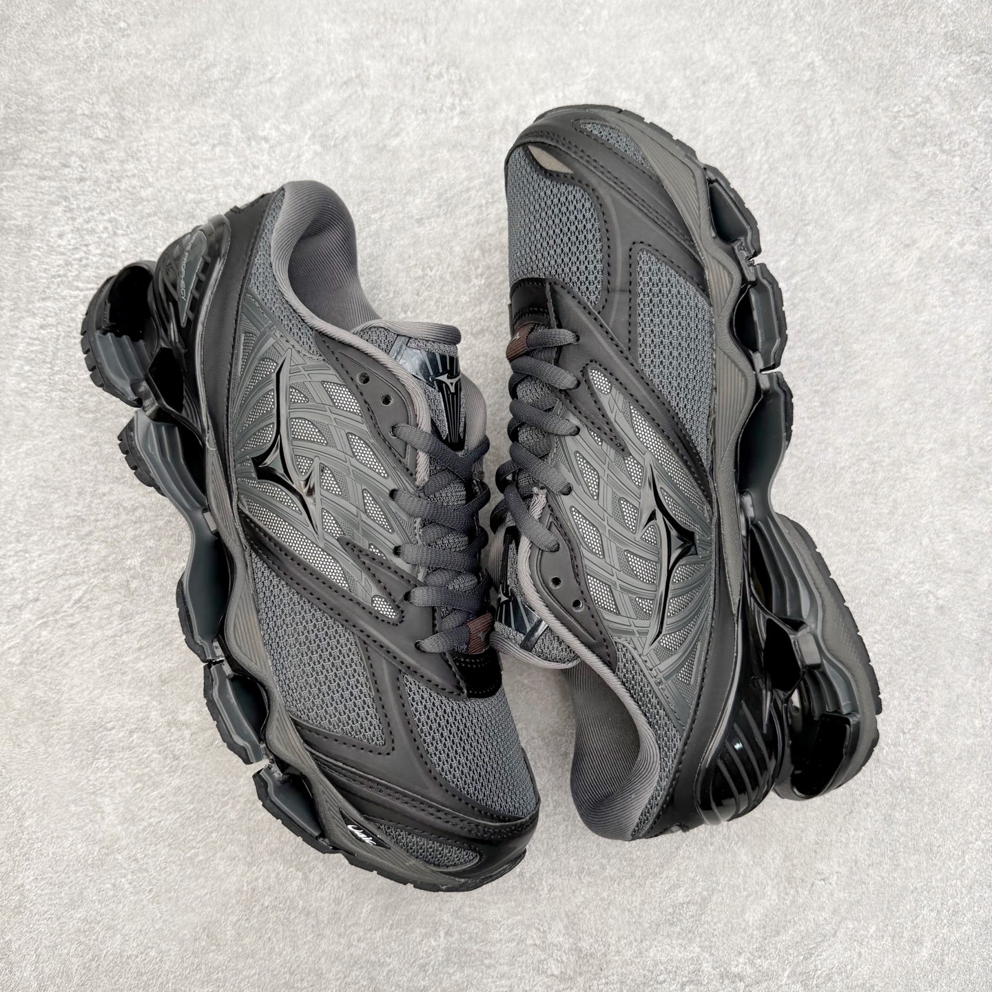 图片[3]-Mizuno Wave Prophecy LS 经典百搭跑步鞋 男女同款 美津浓（Mizuno）是日本美津浓株式会社于1906年创立的运动品牌，经过一个多世纪的不断努力现已成为世界著名的运动器具、服装和鞋类生产商。美津浓力求服务于各类运动项目，并竭力使运动生活更加愉快和振奋。产品种类齐全，覆盖几乎全部主要运动项目，达到30万多个品类。尺码：36 36.5 37.5 38 38.5 39 40 40.5 41 42 42.5 43 44 44.5 45-选品中心