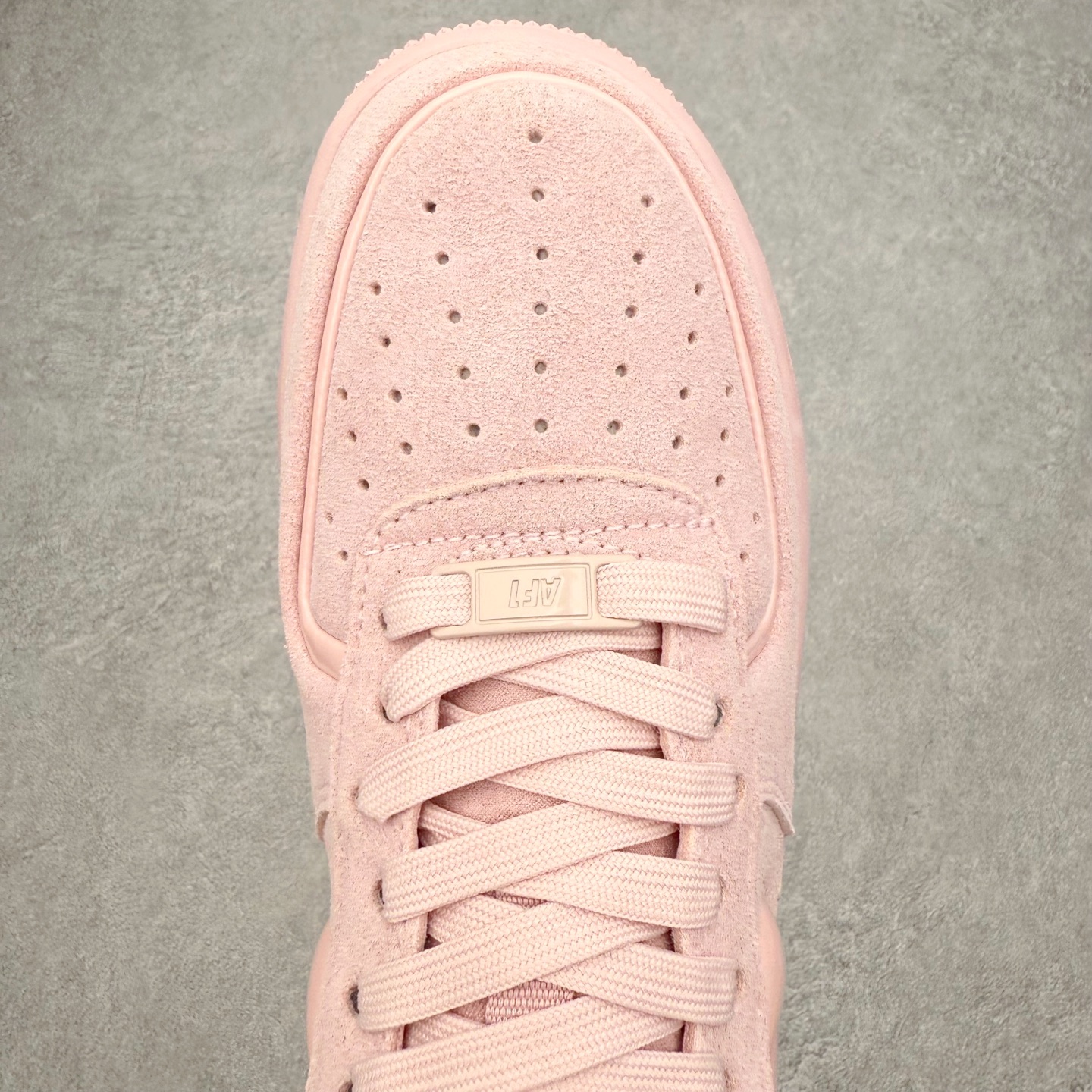 图片[4]-NK Air Force 1´07 Low 空军一号低帮百搭休闲运动板鞋 HV4406-601 柔软、弹性十足的缓震性能和出色的中底设计 横跨复古与现代的外型结合 造就出风靡全球 三十多年的Force 1 直到今天还深受青睐 实拍调校N版已经零色差零失真 百分百还原实物色彩所见即所得 不存在货不对板色差等低级问题 选购参考实物拍摄 不混卖不参货 只用心做好货严格选品 承诺混一赔十 尺码：36 36.5 37.5 38 38.5 39 40 40.5 41 42 42.5 43 44 44.5 45-选品中心