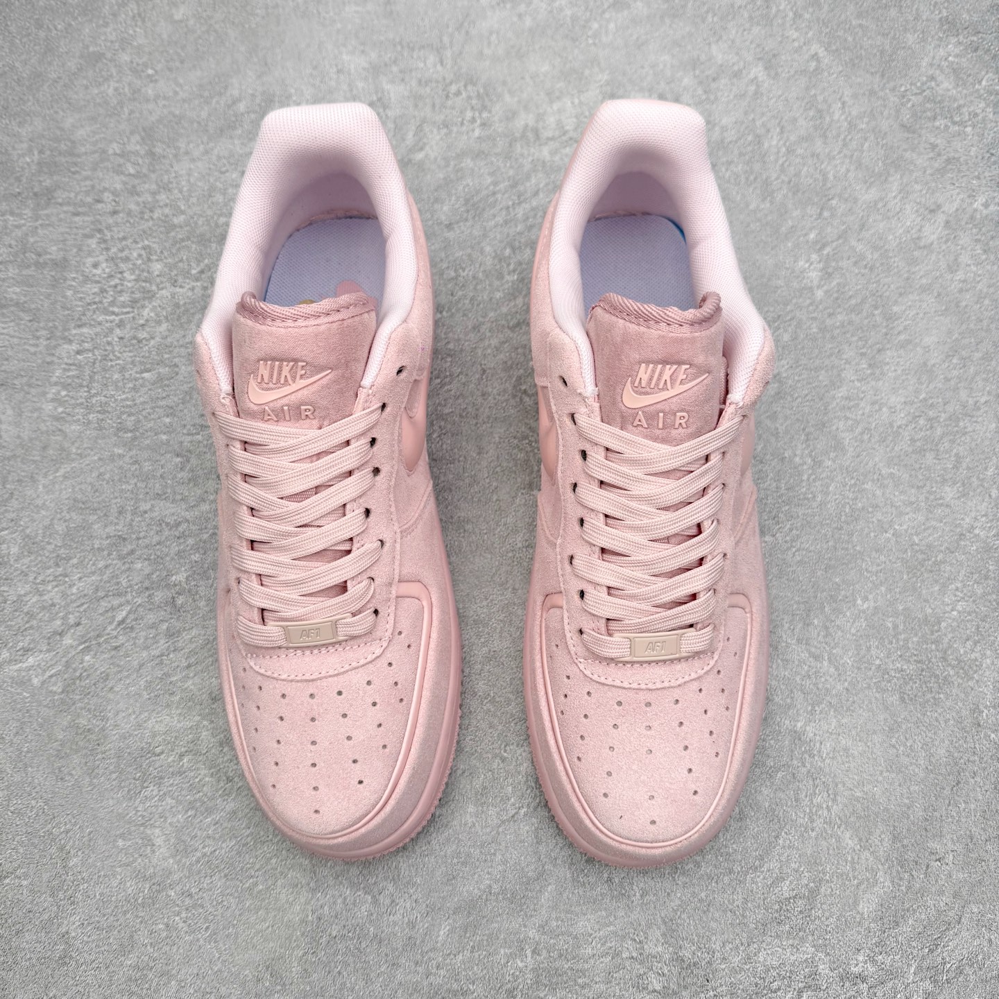 图片[2]-NK Air Force 1´07 Low 空军一号低帮百搭休闲运动板鞋 HV4406-601 柔软、弹性十足的缓震性能和出色的中底设计 横跨复古与现代的外型结合 造就出风靡全球 三十多年的Force 1 直到今天还深受青睐 实拍调校N版已经零色差零失真 百分百还原实物色彩所见即所得 不存在货不对板色差等低级问题 选购参考实物拍摄 不混卖不参货 只用心做好货严格选品 承诺混一赔十 尺码：36 36.5 37.5 38 38.5 39 40 40.5 41 42 42.5 43 44 44.5 45-选品中心