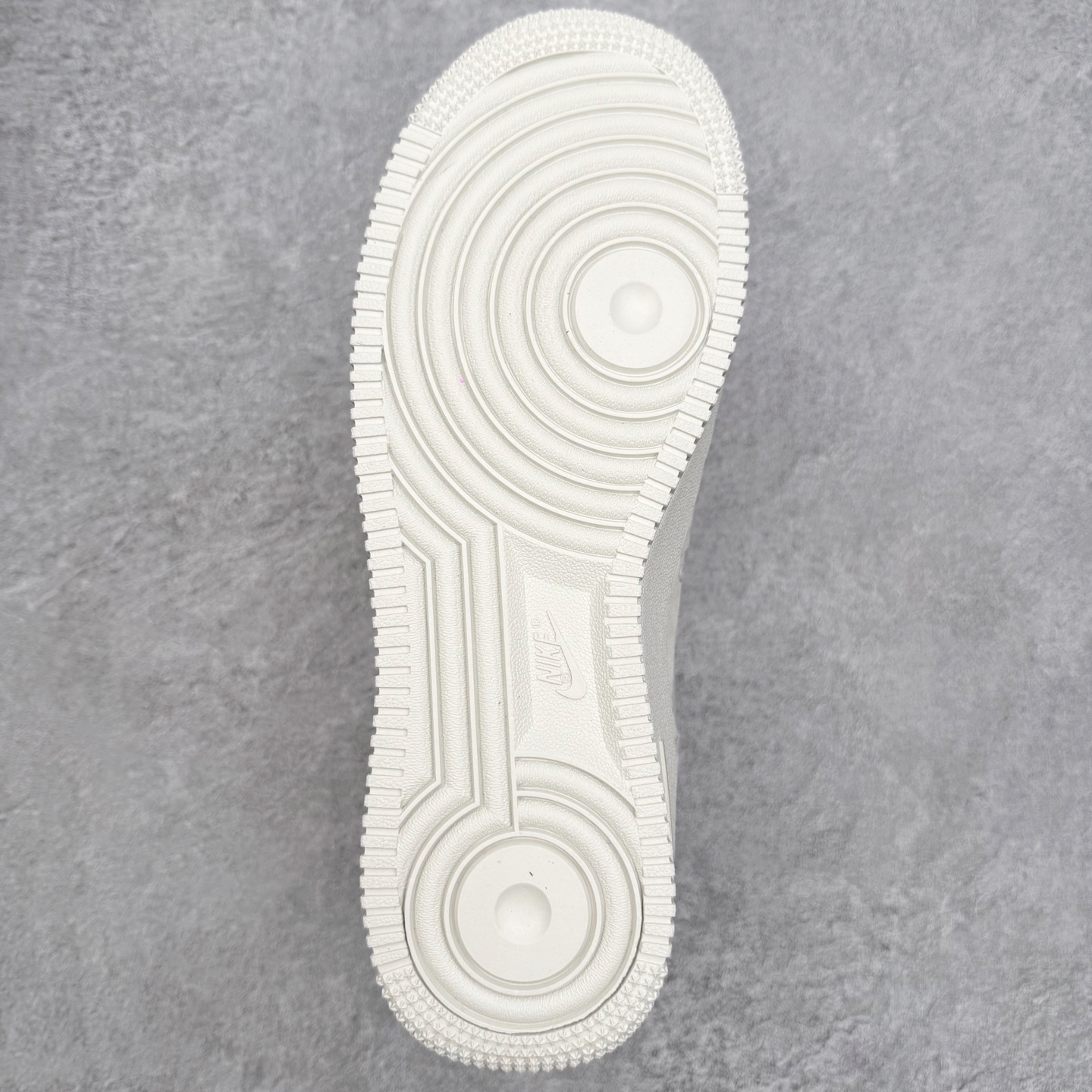 图片[9]-NK Air Force 1´07 Low 空军一号低帮百搭休闲运动板鞋 HV4406-001 柔软、弹性十足的缓震性能和出色的中底设计 横跨复古与现代的外型结合 造就出风靡全球 三十多年的Force 1 直到今天还深受青睐 实拍调校N版已经零色差零失真 百分百还原实物色彩所见即所得 不存在货不对板色差等低级问题 选购参考实物拍摄 不混卖不参货 只用心做好货严格选品 承诺混一赔十 尺码：36 36.5 37.5 38 38.5 39 40 40.5 41 42 42.5 43 44 44.5 45-选品中心