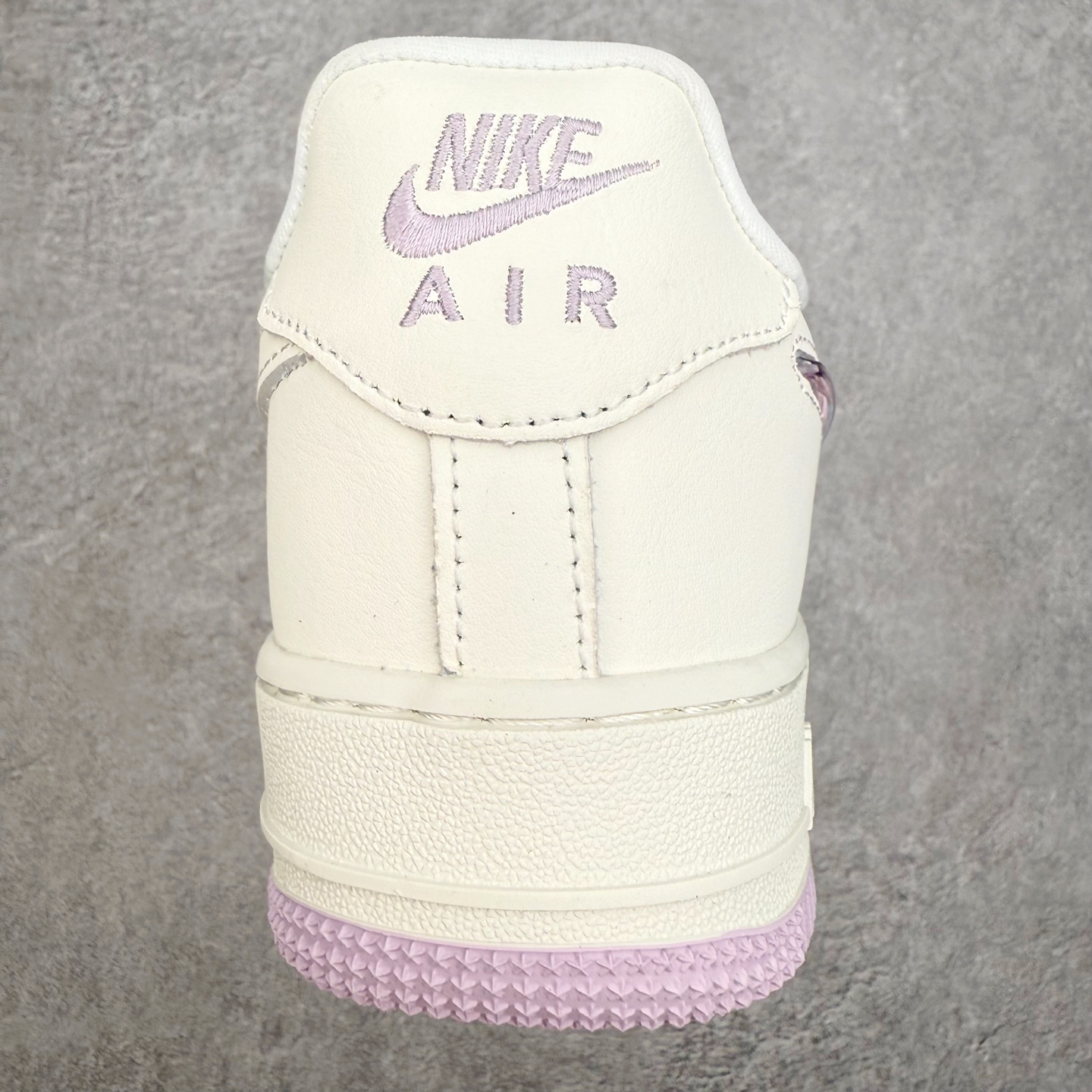 图片[8]-NK Air Force 1´07 Low 空军一号低帮百搭休闲运动板鞋 IQ9795-151 柔软、弹性十足的缓震性能和出色的中底设计 横跨复古与现代的外型结合 造就出风靡全球 三十多年的Force 1 直到今天还深受青睐 实拍调校N版已经零色差零失真 百分百还原实物色彩所见即所得 不存在货不对板色差等低级问题 选购参考实物拍摄 不混卖不参货 只用心做好货严格选品 承诺混一赔十 尺码：36 36.5 37.5 38 38.5 39 40 40.5 41 42 42.5 43 44 44.5 45-选品中心