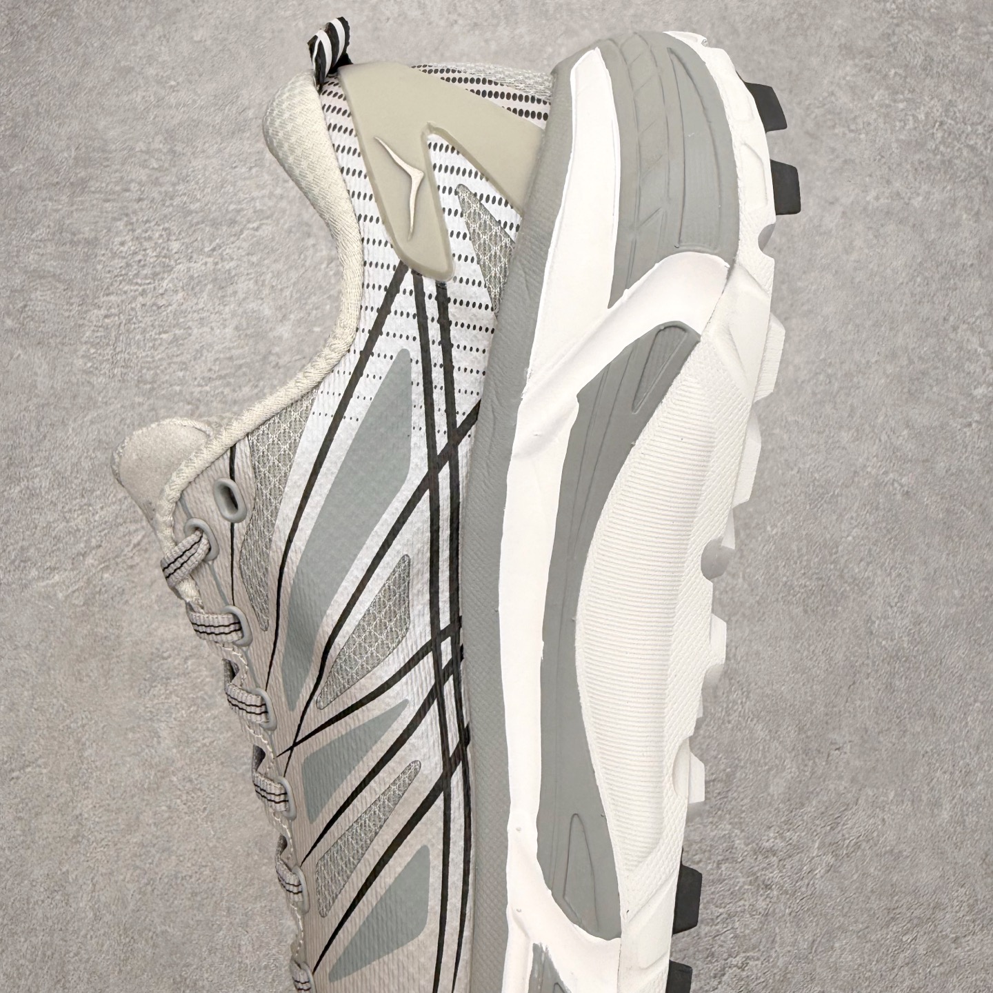 图片[7]-HOKA ONE ONE Mafate Speed 2 Low 玛法特2代系列低帮轻量户外越野休闲运动慢跑鞋 HOKA ONE ONE 最近推出了一个胶囊系列 Origin Story 这个系列里的 Mafate Speed 2 可以说让我日思夜想有一阵子了 最近终于拔草 让我来分享一下这双也是上脚赞到爆的越野跑鞋吧 以阿尔卑斯山脉作为主题将亮黄色与蓝色调覆盖在这经典轮廓之上 配色的呈现效果相当亮眼 以至于很多人买这个配色是用来日常搭配的 鞋面采用超轻的无缝架构 轻薄的TPU贴在透气的鞋面材料上 减轻重量同时也保证了支撑性 鞋底则采用滚动平衡技术 引导跑者回归自然步态 祖传的神奇EVA材质中底依旧是一如既往地表现优秀 能提供充足的缓震 作为HOKA家的越野跑鞋 VIBRAM 橡胶大底也是必不可少的 即便在复杂湿滑的地形 依旧能有良好的抓地力及稳定性 鞋带采用了弹性不易松脱的扁宽弹性鞋带 前掌与中掌部分也进行了加宽 也更加适合亚洲人的脚型 是一款十分全面且足够强悍的户外硬核越野鞋 而这双极其亮眼的越野跑鞋恰好又是在江山一百中参赛的UTMB冠军 Ludovic POMMERET 夺冠时穿着的战靴 这就让它变得更加有吸引力了 用来日常搭配的话短裤是基本不挑 长裤我个人推荐阔腿裤 工装裤以及各种长筒牛仔裤都可以 尺码：36 36.5 37.5 38 38.5 39 40 40.5 41 42 42.5 43 44 44.5 45-选品中心