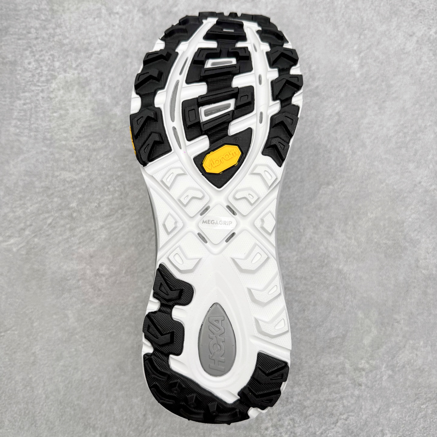 图片[9]-HOKA ONE ONE Mafate Speed 2 Low 玛法特2代系列低帮轻量户外越野休闲运动慢跑鞋 HOKA ONE ONE 最近推出了一个胶囊系列 Origin Story 这个系列里的 Mafate Speed 2 可以说让我日思夜想有一阵子了 最近终于拔草 让我来分享一下这双也是上脚赞到爆的越野跑鞋吧 以阿尔卑斯山脉作为主题将亮黄色与蓝色调覆盖在这经典轮廓之上 配色的呈现效果相当亮眼 以至于很多人买这个配色是用来日常搭配的 鞋面采用超轻的无缝架构 轻薄的TPU贴在透气的鞋面材料上 减轻重量同时也保证了支撑性 鞋底则采用滚动平衡技术 引导跑者回归自然步态 祖传的神奇EVA材质中底依旧是一如既往地表现优秀 能提供充足的缓震 作为HOKA家的越野跑鞋 VIBRAM 橡胶大底也是必不可少的 即便在复杂湿滑的地形 依旧能有良好的抓地力及稳定性 鞋带采用了弹性不易松脱的扁宽弹性鞋带 前掌与中掌部分也进行了加宽 也更加适合亚洲人的脚型 是一款十分全面且足够强悍的户外硬核越野鞋 而这双极其亮眼的越野跑鞋恰好又是在江山一百中参赛的UTMB冠军 Ludovic POMMERET 夺冠时穿着的战靴 这就让它变得更加有吸引力了 用来日常搭配的话短裤是基本不挑 长裤我个人推荐阔腿裤 工装裤以及各种长筒牛仔裤都可以 尺码：36 36.5 37.5 38 38.5 39 40 40.5 41 42 42.5 43 44 44.5 45-选品中心