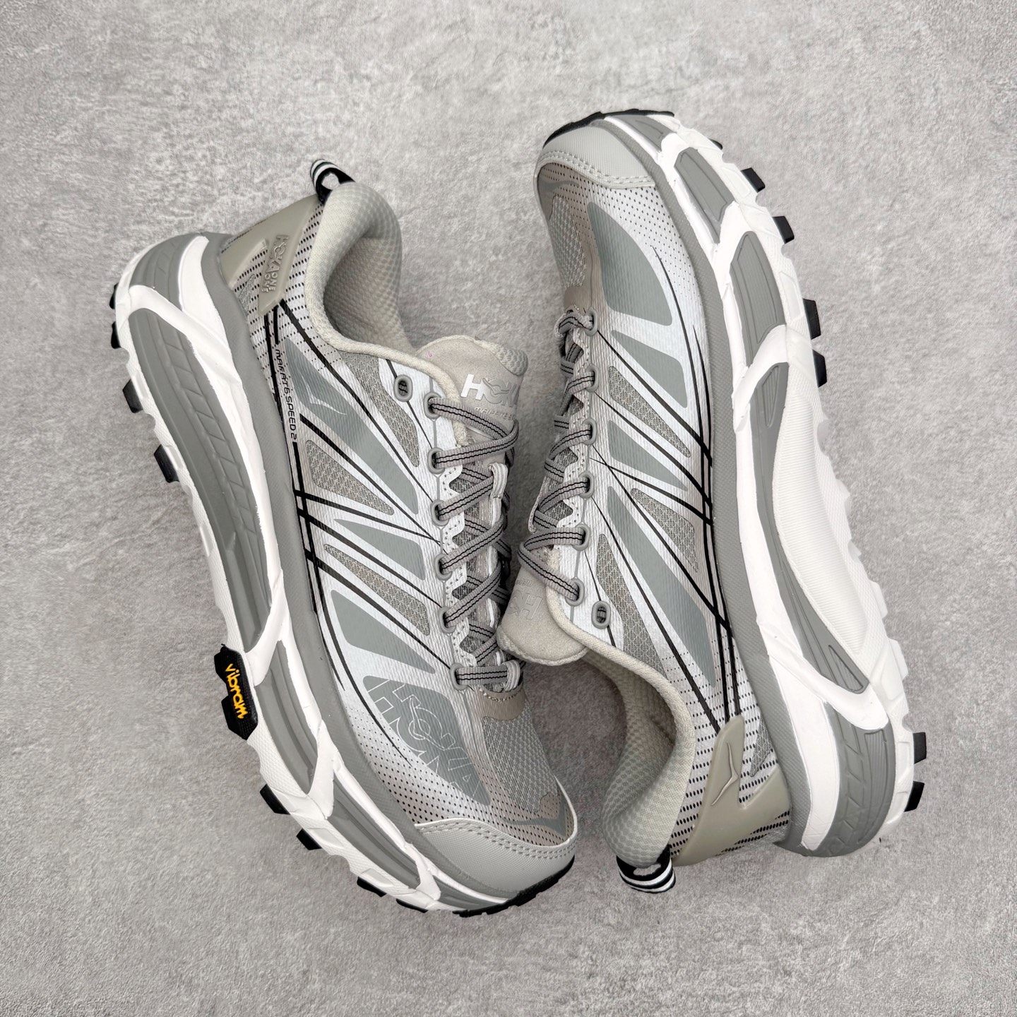 图片[3]-HOKA ONE ONE Mafate Speed 2 Low 玛法特2代系列低帮轻量户外越野休闲运动慢跑鞋 HOKA ONE ONE 最近推出了一个胶囊系列 Origin Story 这个系列里的 Mafate Speed 2 可以说让我日思夜想有一阵子了 最近终于拔草 让我来分享一下这双也是上脚赞到爆的越野跑鞋吧 以阿尔卑斯山脉作为主题将亮黄色与蓝色调覆盖在这经典轮廓之上 配色的呈现效果相当亮眼 以至于很多人买这个配色是用来日常搭配的 鞋面采用超轻的无缝架构 轻薄的TPU贴在透气的鞋面材料上 减轻重量同时也保证了支撑性 鞋底则采用滚动平衡技术 引导跑者回归自然步态 祖传的神奇EVA材质中底依旧是一如既往地表现优秀 能提供充足的缓震 作为HOKA家的越野跑鞋 VIBRAM 橡胶大底也是必不可少的 即便在复杂湿滑的地形 依旧能有良好的抓地力及稳定性 鞋带采用了弹性不易松脱的扁宽弹性鞋带 前掌与中掌部分也进行了加宽 也更加适合亚洲人的脚型 是一款十分全面且足够强悍的户外硬核越野鞋 而这双极其亮眼的越野跑鞋恰好又是在江山一百中参赛的UTMB冠军 Ludovic POMMERET 夺冠时穿着的战靴 这就让它变得更加有吸引力了 用来日常搭配的话短裤是基本不挑 长裤我个人推荐阔腿裤 工装裤以及各种长筒牛仔裤都可以 尺码：36 36.5 37.5 38 38.5 39 40 40.5 41 42 42.5 43 44 44.5 45-选品中心