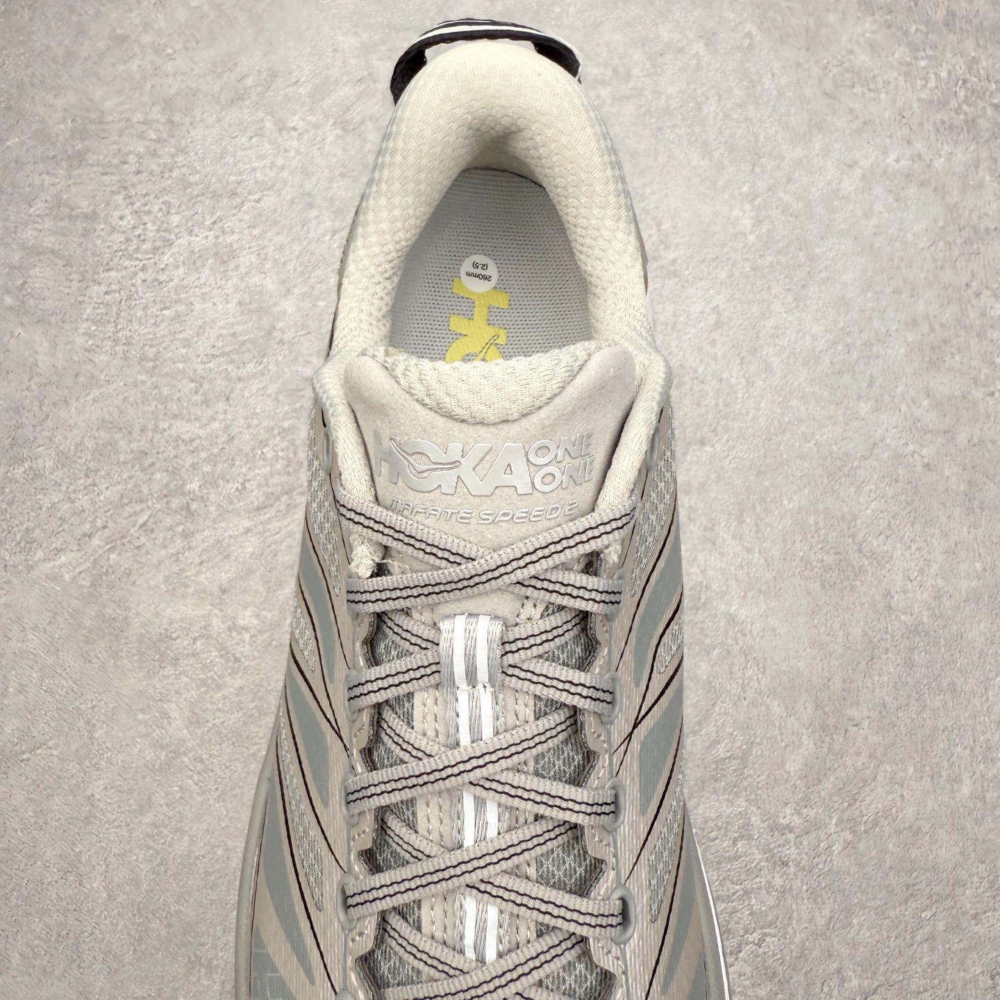 图片[5]-HOKA ONE ONE Mafate Speed 2 Low 玛法特2代系列低帮轻量户外越野休闲运动慢跑鞋 HOKA ONE ONE 最近推出了一个胶囊系列 Origin Story 这个系列里的 Mafate Speed 2 可以说让我日思夜想有一阵子了 最近终于拔草 让我来分享一下这双也是上脚赞到爆的越野跑鞋吧 以阿尔卑斯山脉作为主题将亮黄色与蓝色调覆盖在这经典轮廓之上 配色的呈现效果相当亮眼 以至于很多人买这个配色是用来日常搭配的 鞋面采用超轻的无缝架构 轻薄的TPU贴在透气的鞋面材料上 减轻重量同时也保证了支撑性 鞋底则采用滚动平衡技术 引导跑者回归自然步态 祖传的神奇EVA材质中底依旧是一如既往地表现优秀 能提供充足的缓震 作为HOKA家的越野跑鞋 VIBRAM 橡胶大底也是必不可少的 即便在复杂湿滑的地形 依旧能有良好的抓地力及稳定性 鞋带采用了弹性不易松脱的扁宽弹性鞋带 前掌与中掌部分也进行了加宽 也更加适合亚洲人的脚型 是一款十分全面且足够强悍的户外硬核越野鞋 而这双极其亮眼的越野跑鞋恰好又是在江山一百中参赛的UTMB冠军 Ludovic POMMERET 夺冠时穿着的战靴 这就让它变得更加有吸引力了 用来日常搭配的话短裤是基本不挑 长裤我个人推荐阔腿裤 工装裤以及各种长筒牛仔裤都可以 尺码：36 36.5 37.5 38 38.5 39 40 40.5 41 42 42.5 43 44 44.5 45-选品中心