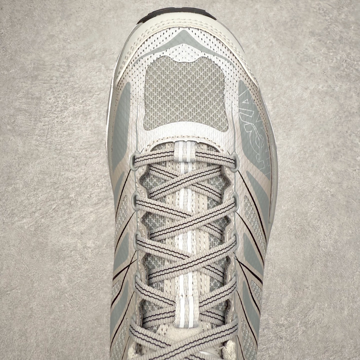 图片[4]-HOKA ONE ONE Mafate Speed 2 Low 玛法特2代系列低帮轻量户外越野休闲运动慢跑鞋 HOKA ONE ONE 最近推出了一个胶囊系列 Origin Story 这个系列里的 Mafate Speed 2 可以说让我日思夜想有一阵子了 最近终于拔草 让我来分享一下这双也是上脚赞到爆的越野跑鞋吧 以阿尔卑斯山脉作为主题将亮黄色与蓝色调覆盖在这经典轮廓之上 配色的呈现效果相当亮眼 以至于很多人买这个配色是用来日常搭配的 鞋面采用超轻的无缝架构 轻薄的TPU贴在透气的鞋面材料上 减轻重量同时也保证了支撑性 鞋底则采用滚动平衡技术 引导跑者回归自然步态 祖传的神奇EVA材质中底依旧是一如既往地表现优秀 能提供充足的缓震 作为HOKA家的越野跑鞋 VIBRAM 橡胶大底也是必不可少的 即便在复杂湿滑的地形 依旧能有良好的抓地力及稳定性 鞋带采用了弹性不易松脱的扁宽弹性鞋带 前掌与中掌部分也进行了加宽 也更加适合亚洲人的脚型 是一款十分全面且足够强悍的户外硬核越野鞋 而这双极其亮眼的越野跑鞋恰好又是在江山一百中参赛的UTMB冠军 Ludovic POMMERET 夺冠时穿着的战靴 这就让它变得更加有吸引力了 用来日常搭配的话短裤是基本不挑 长裤我个人推荐阔腿裤 工装裤以及各种长筒牛仔裤都可以 尺码：36 36.5 37.5 38 38.5 39 40 40.5 41 42 42.5 43 44 44.5 45-选品中心