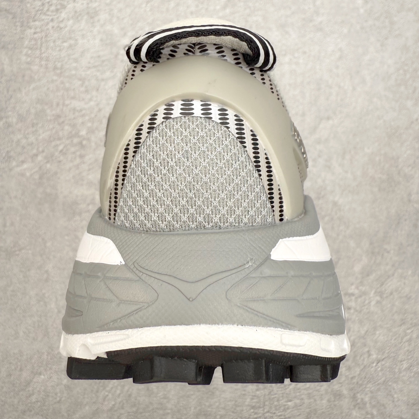 图片[8]-HOKA ONE ONE Mafate Speed 2 Low 玛法特2代系列低帮轻量户外越野休闲运动慢跑鞋 HOKA ONE ONE 最近推出了一个胶囊系列 Origin Story 这个系列里的 Mafate Speed 2 可以说让我日思夜想有一阵子了 最近终于拔草 让我来分享一下这双也是上脚赞到爆的越野跑鞋吧 以阿尔卑斯山脉作为主题将亮黄色与蓝色调覆盖在这经典轮廓之上 配色的呈现效果相当亮眼 以至于很多人买这个配色是用来日常搭配的 鞋面采用超轻的无缝架构 轻薄的TPU贴在透气的鞋面材料上 减轻重量同时也保证了支撑性 鞋底则采用滚动平衡技术 引导跑者回归自然步态 祖传的神奇EVA材质中底依旧是一如既往地表现优秀 能提供充足的缓震 作为HOKA家的越野跑鞋 VIBRAM 橡胶大底也是必不可少的 即便在复杂湿滑的地形 依旧能有良好的抓地力及稳定性 鞋带采用了弹性不易松脱的扁宽弹性鞋带 前掌与中掌部分也进行了加宽 也更加适合亚洲人的脚型 是一款十分全面且足够强悍的户外硬核越野鞋 而这双极其亮眼的越野跑鞋恰好又是在江山一百中参赛的UTMB冠军 Ludovic POMMERET 夺冠时穿着的战靴 这就让它变得更加有吸引力了 用来日常搭配的话短裤是基本不挑 长裤我个人推荐阔腿裤 工装裤以及各种长筒牛仔裤都可以 尺码：36 36.5 37.5 38 38.5 39 40 40.5 41 42 42.5 43 44 44.5 45-选品中心