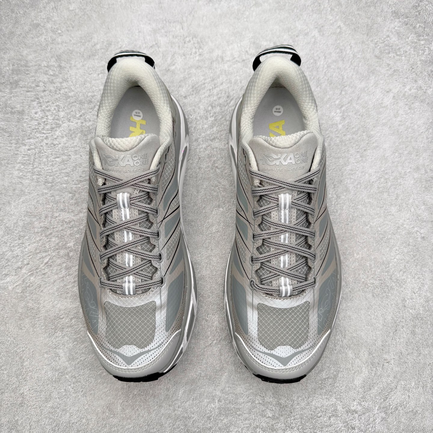 图片[2]-HOKA ONE ONE Mafate Speed 2 Low 玛法特2代系列低帮轻量户外越野休闲运动慢跑鞋 HOKA ONE ONE 最近推出了一个胶囊系列 Origin Story 这个系列里的 Mafate Speed 2 可以说让我日思夜想有一阵子了 最近终于拔草 让我来分享一下这双也是上脚赞到爆的越野跑鞋吧 以阿尔卑斯山脉作为主题将亮黄色与蓝色调覆盖在这经典轮廓之上 配色的呈现效果相当亮眼 以至于很多人买这个配色是用来日常搭配的 鞋面采用超轻的无缝架构 轻薄的TPU贴在透气的鞋面材料上 减轻重量同时也保证了支撑性 鞋底则采用滚动平衡技术 引导跑者回归自然步态 祖传的神奇EVA材质中底依旧是一如既往地表现优秀 能提供充足的缓震 作为HOKA家的越野跑鞋 VIBRAM 橡胶大底也是必不可少的 即便在复杂湿滑的地形 依旧能有良好的抓地力及稳定性 鞋带采用了弹性不易松脱的扁宽弹性鞋带 前掌与中掌部分也进行了加宽 也更加适合亚洲人的脚型 是一款十分全面且足够强悍的户外硬核越野鞋 而这双极其亮眼的越野跑鞋恰好又是在江山一百中参赛的UTMB冠军 Ludovic POMMERET 夺冠时穿着的战靴 这就让它变得更加有吸引力了 用来日常搭配的话短裤是基本不挑 长裤我个人推荐阔腿裤 工装裤以及各种长筒牛仔裤都可以 尺码：36 36.5 37.5 38 38.5 39 40 40.5 41 42 42.5 43 44 44.5 45-选品中心