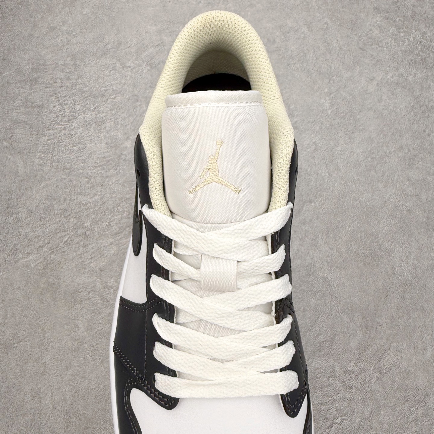 图片[5]-＃小DT Air Jordan AJ1 Low 低帮系列 全新流水线出品 超强性价比 DT版本平替选择 市场第二梯队 全部原鞋开发 原楦原纸板开发 全鞋电脑针车 原厂内置全掌气垫 原盒内在原标 唯一Zp原版鞋带绑法 免检产品 全新2022版型 全头层皮料 完美零毛边处理 原厂配置全掌气垫 价格定位良心 几十个配色陆续出货 实拍调校N版已经零色差零失真 百分百还原实物色彩所见即所得 不存在货不对板色差等低级问题 选购参考实物拍摄 不混卖不参货 只用心做好货严格选品 承诺混一赔十 尺码：36 36.5 37.5 38 38.5 39 40 40.5 41 42 42.5 43 44 44.5 45 46-选品中心